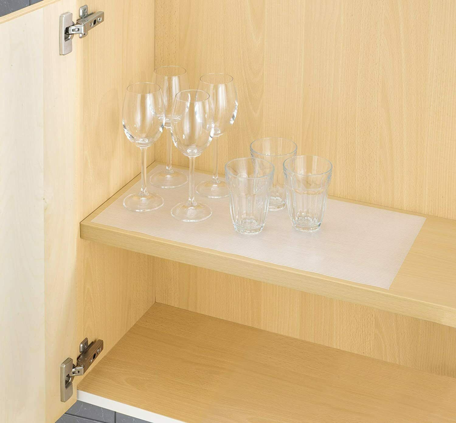 Transparente Anti-Rutsch-Matte im Holzregal ausgelegt  mehrere Weingläser darauf platziert  schützt vor Verrutschen