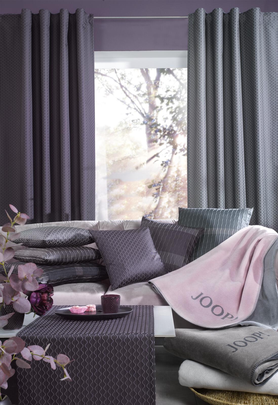 Wohnzimmer Kuscheldecke  zweifarbig  weich drapiert auf Sofa mit Kissen
