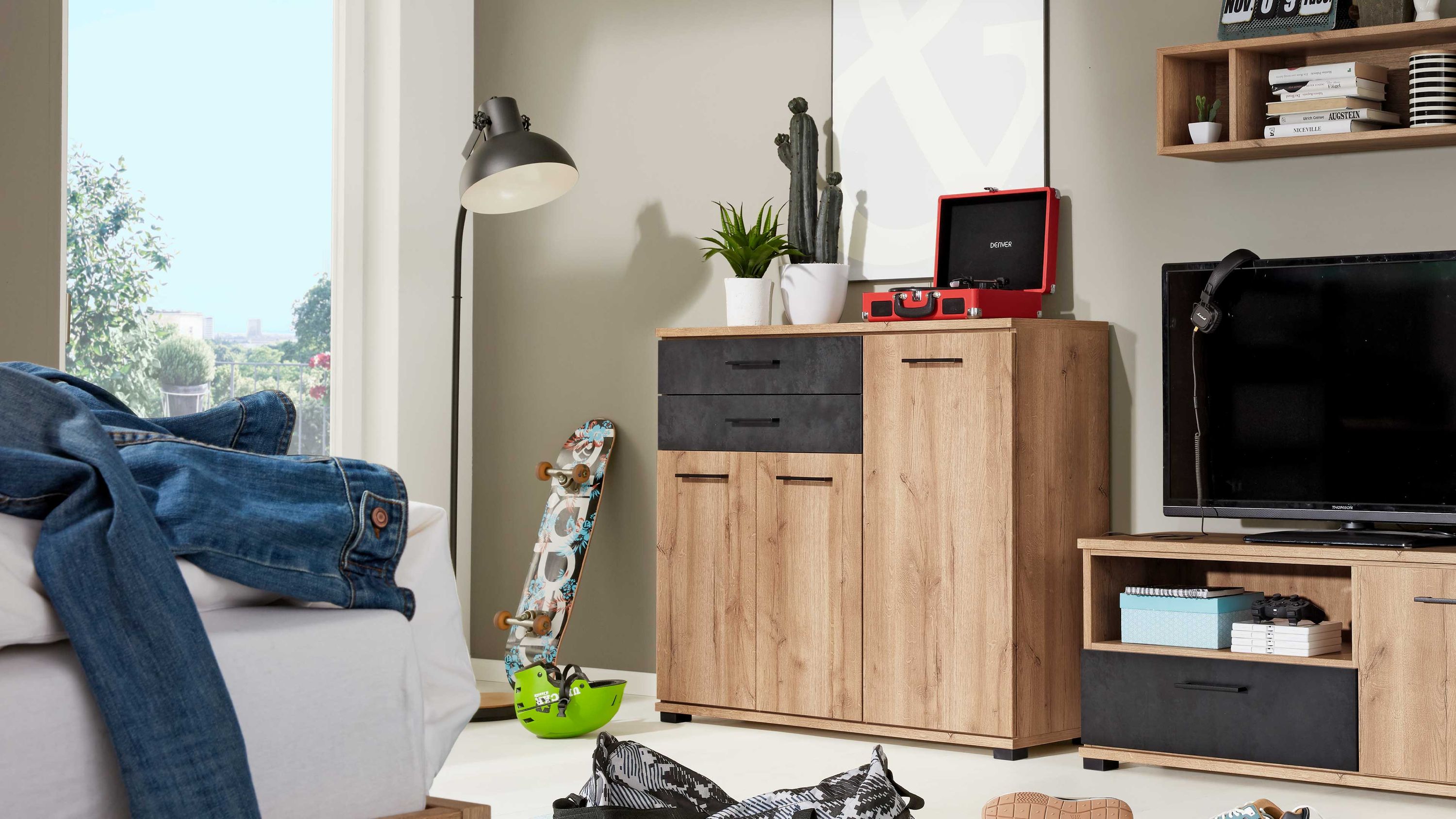 Highboard mit drei Türen und zwei Schubladen in Holzoptik und anthrazitfarbenen Fronten in einem Jugendzimmer
