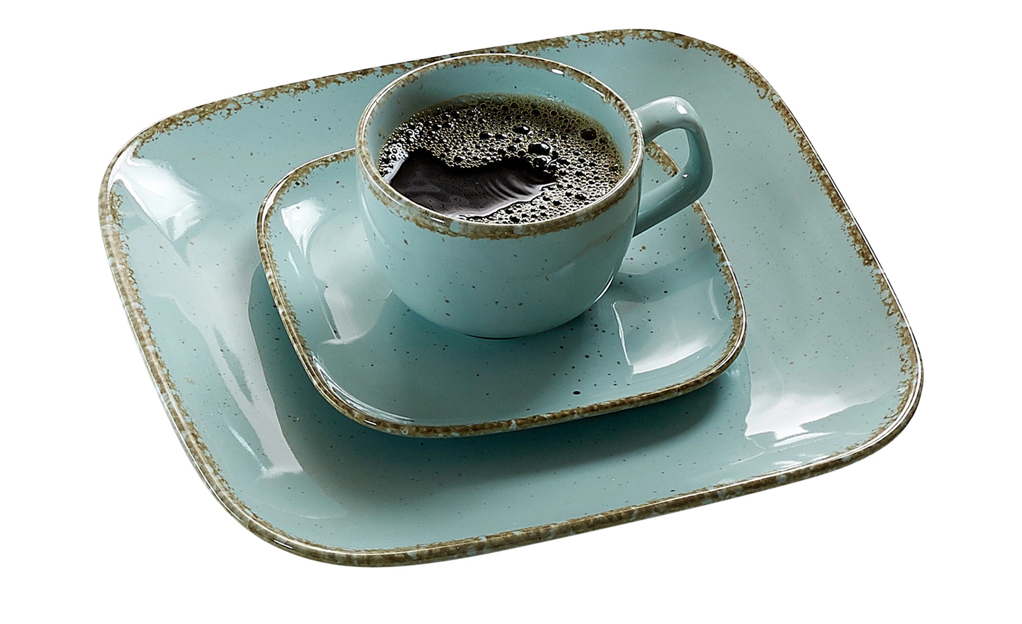 Hellblaue Tasse mit Kaffee auf passendem Geschirrset Hellblaue Tasse mit schwarzem Kaffee auf zwei passenden, eckigen Tellern mit braunem Rand, vor weißem Hintergrund