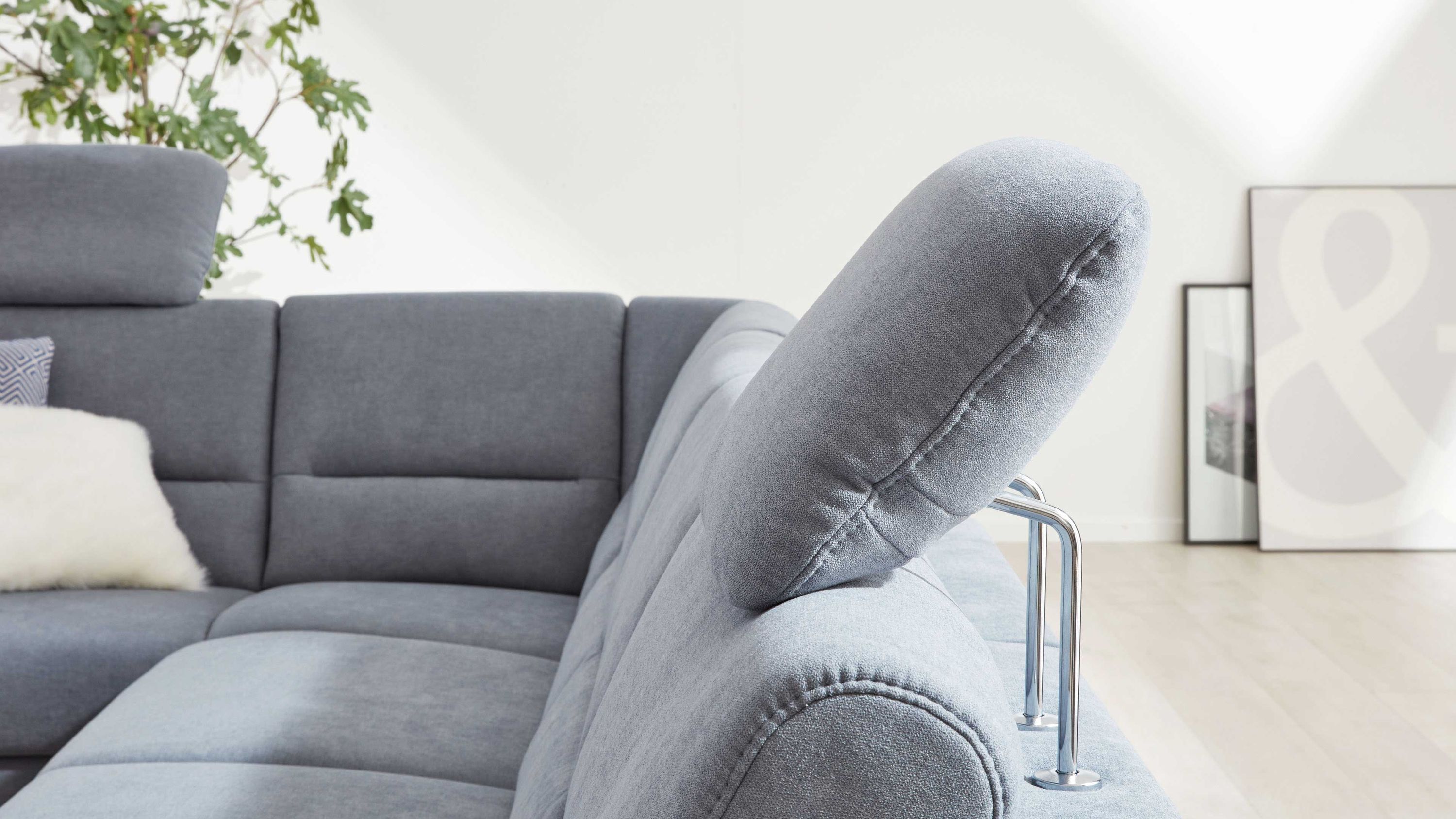 Ecksofa mit verstellbarer Kopfstütze in hellblauem Stoff mit glatter Oberfläche