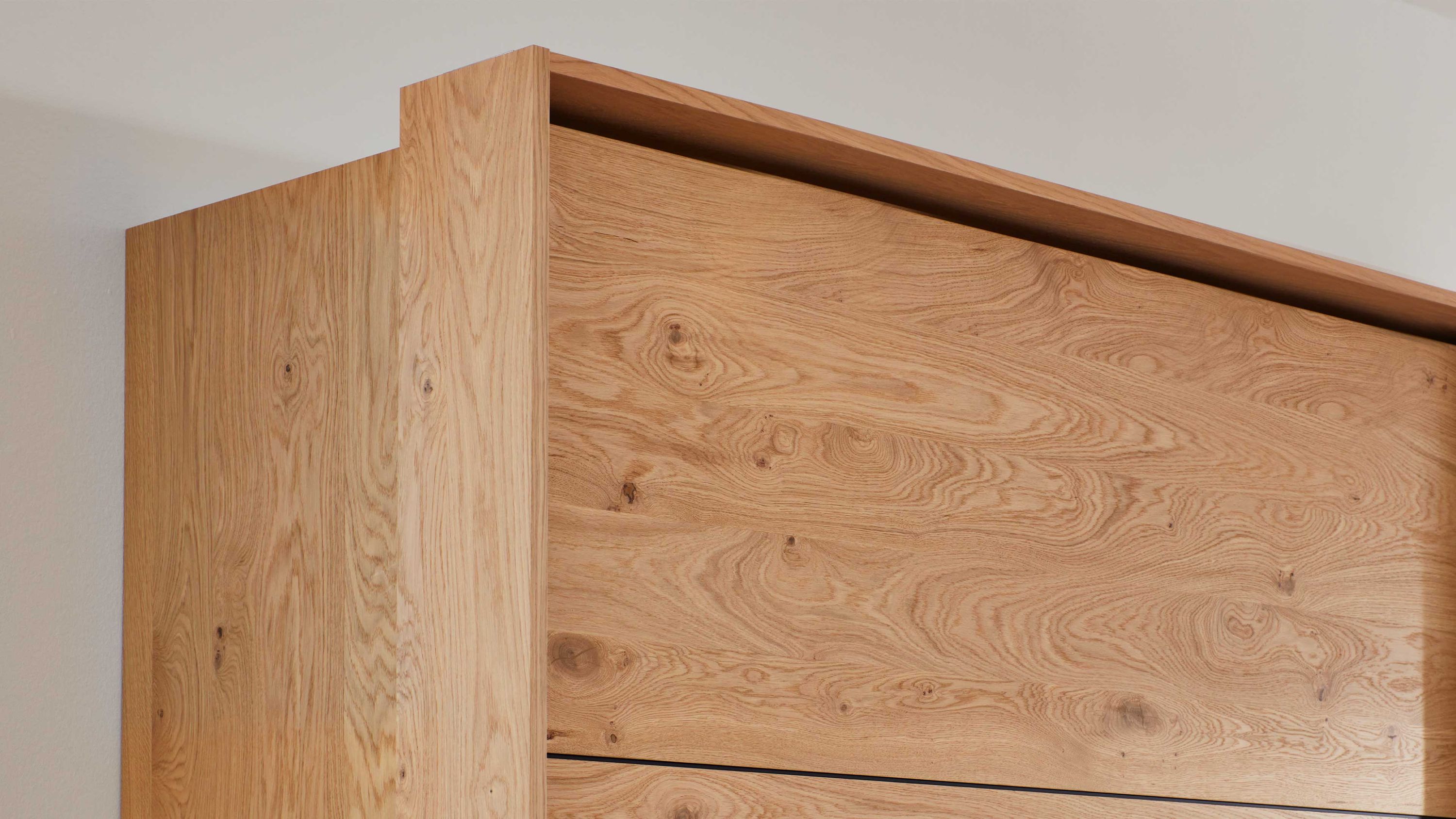 Schwebender Wandschrank mit zwei großen Schiebetüren aus hellem Holz mit sichtbarer Maserung