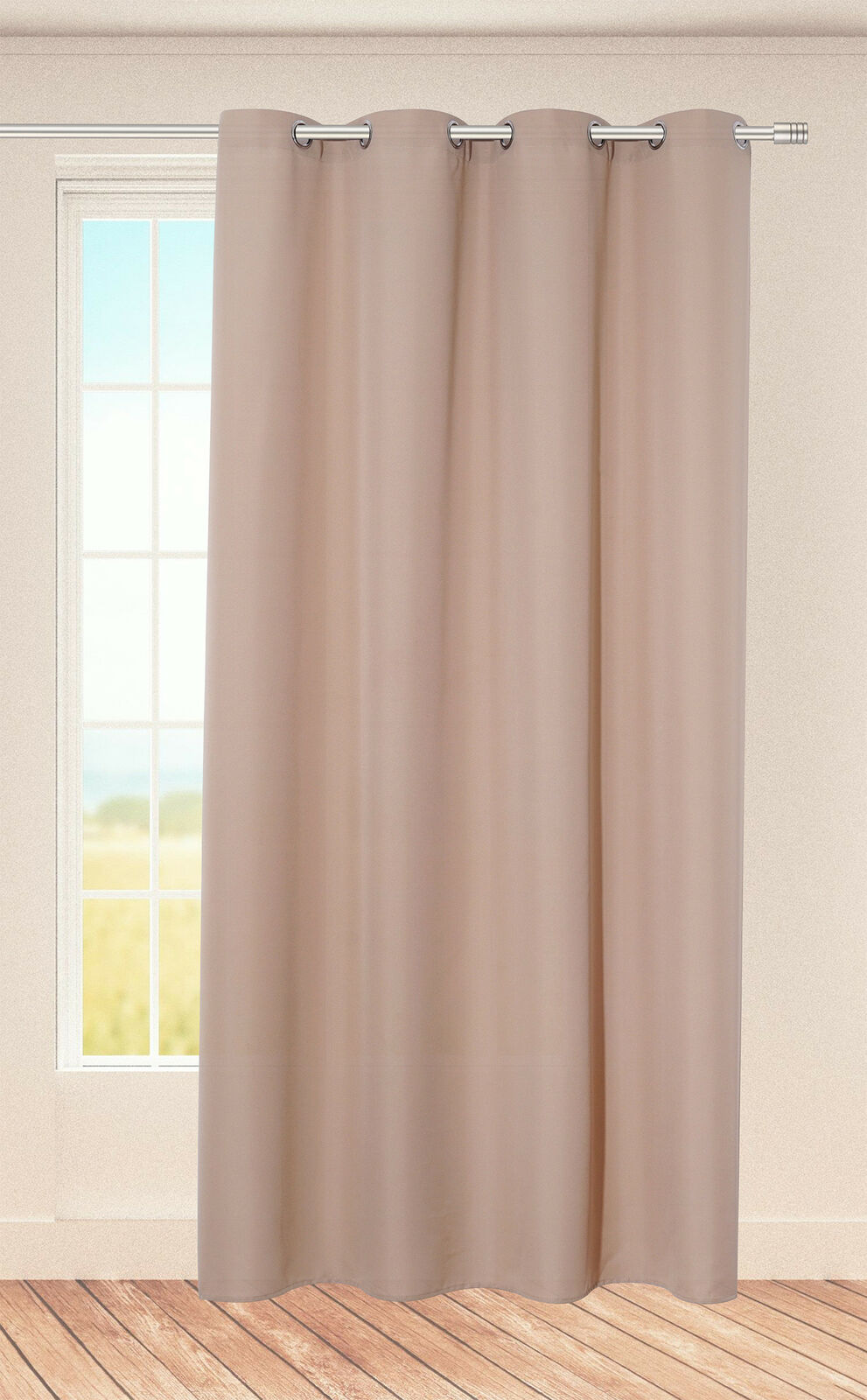 Beiger Ösenvorhang vor Fenster Beigefarbener Ösenvorhang mit sanfter Faltenstruktur bodenlang vor hellem Fenster frontal fotografiert auf Holzfußboden