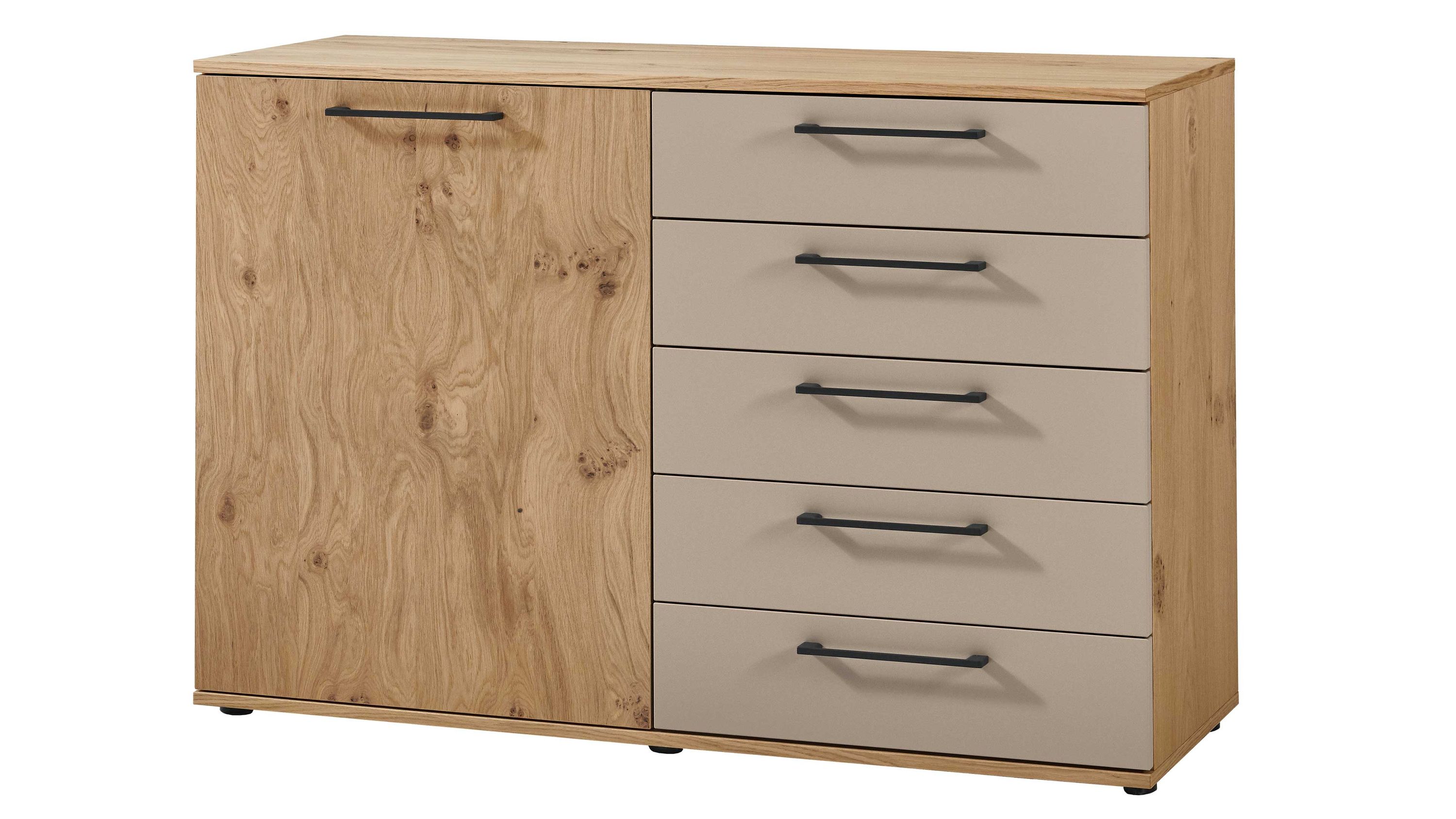 Kombikommode mit Tür und fünf Schubladen in Holzoptik und Taupe Kombikommode mit einer tür aus holzoptik und fünf taupefarbenen schubladen mit schwarzen griffen