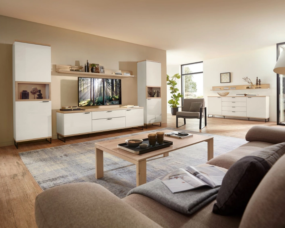 Wohnzimmermöbel im skandinavischen Design mit heller Wohnwand und gemütlicher Sofaecke. Modernes Wohnzimmer mit heller Wohnwand, TV, Couchtisch und Sofa auf Holzfußboden im skandinavischen Stil