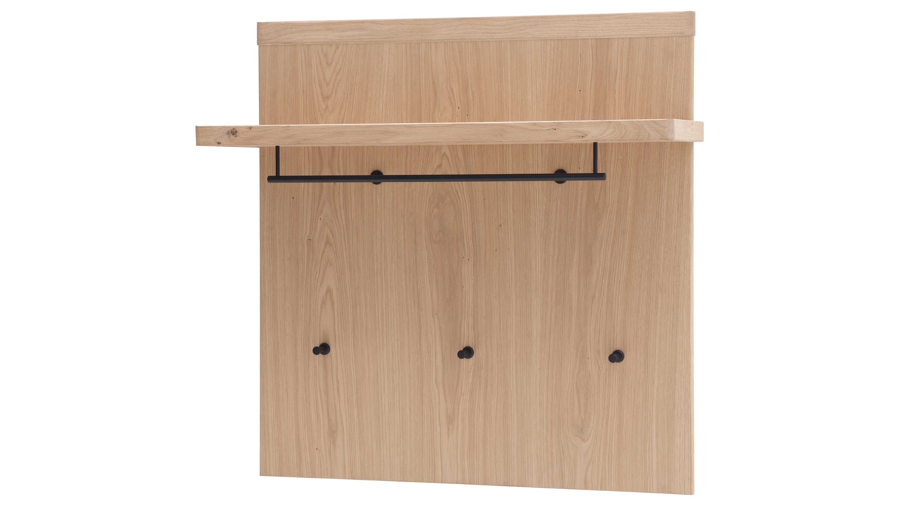 Wandgarderobe aus hellem Holz mit drei schwarzen Haken einer Ablage oben und einer schwarzen Stange darunter