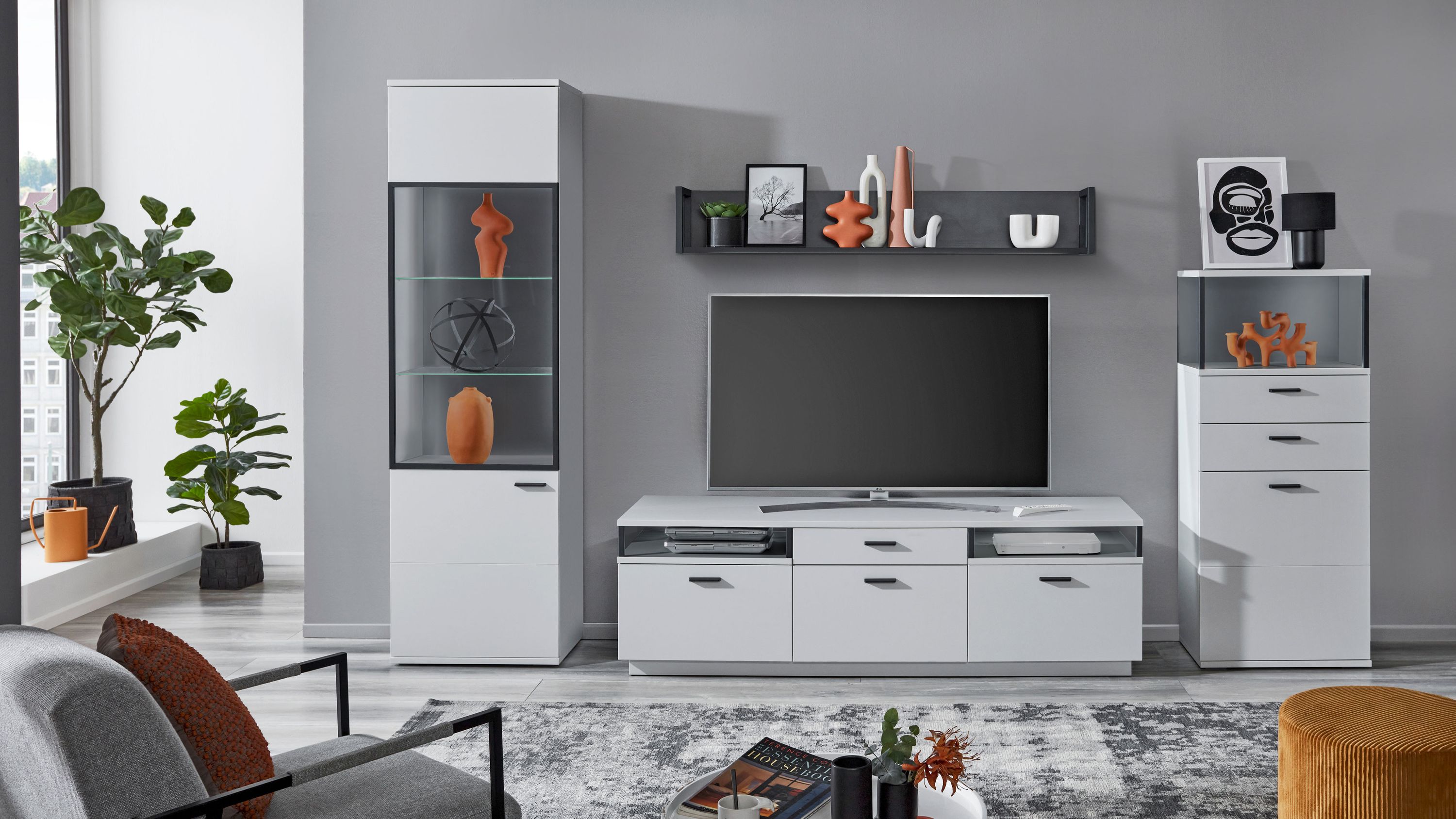 Weiße und graue Wohnwand mit Vitrine und TV-Board Weiße und graue Wohnwand mit Vitrine TV-Board Regal und Kommode in modernem Wohnzimmer