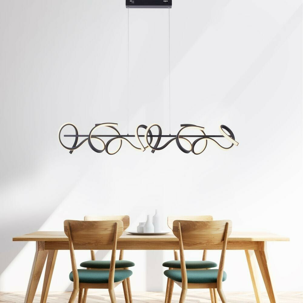 Essbereich mit Designerleuchte Essbereich mit Holztisch, zwei Stühlen und einer kunstvollen Deckenleuchte in stilvoller Umgebung