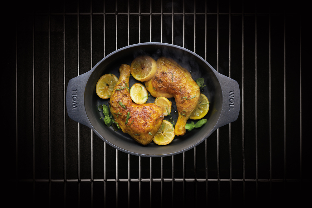 Gussbräter aus anthrazitfarbenem Aluminium mit Fleisch und Gemüse auf Grillrost Draufsicht