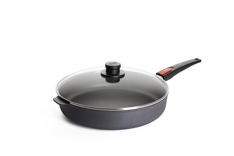 Schwarze Pfanne mit Glasdeckel und abnehmbarem Griff auf weißem Hintergrund