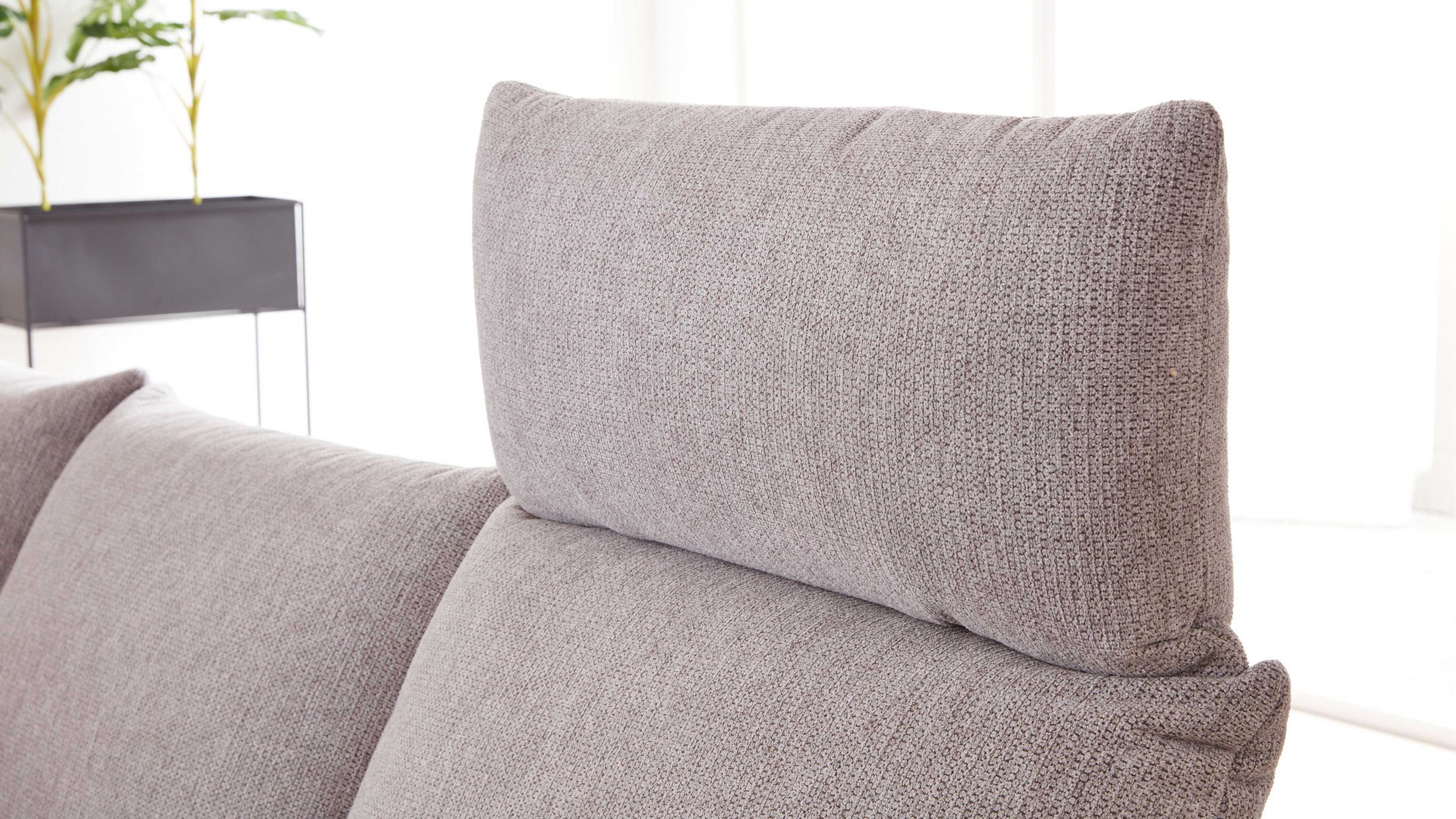 Sofa mit hoher Kopfstütze und steingrauem Stoffbezug