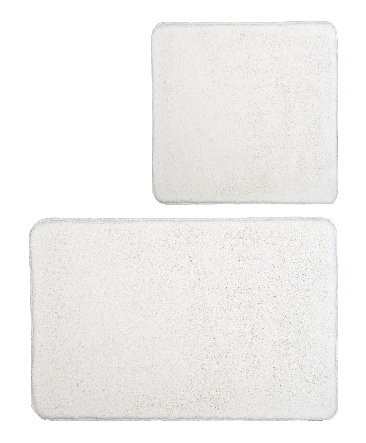 Zwei weiße Badteppiche aus weichem Textil, ein quadratischer und ein rechteckiger Teppich auf weißem Hintergrund.
