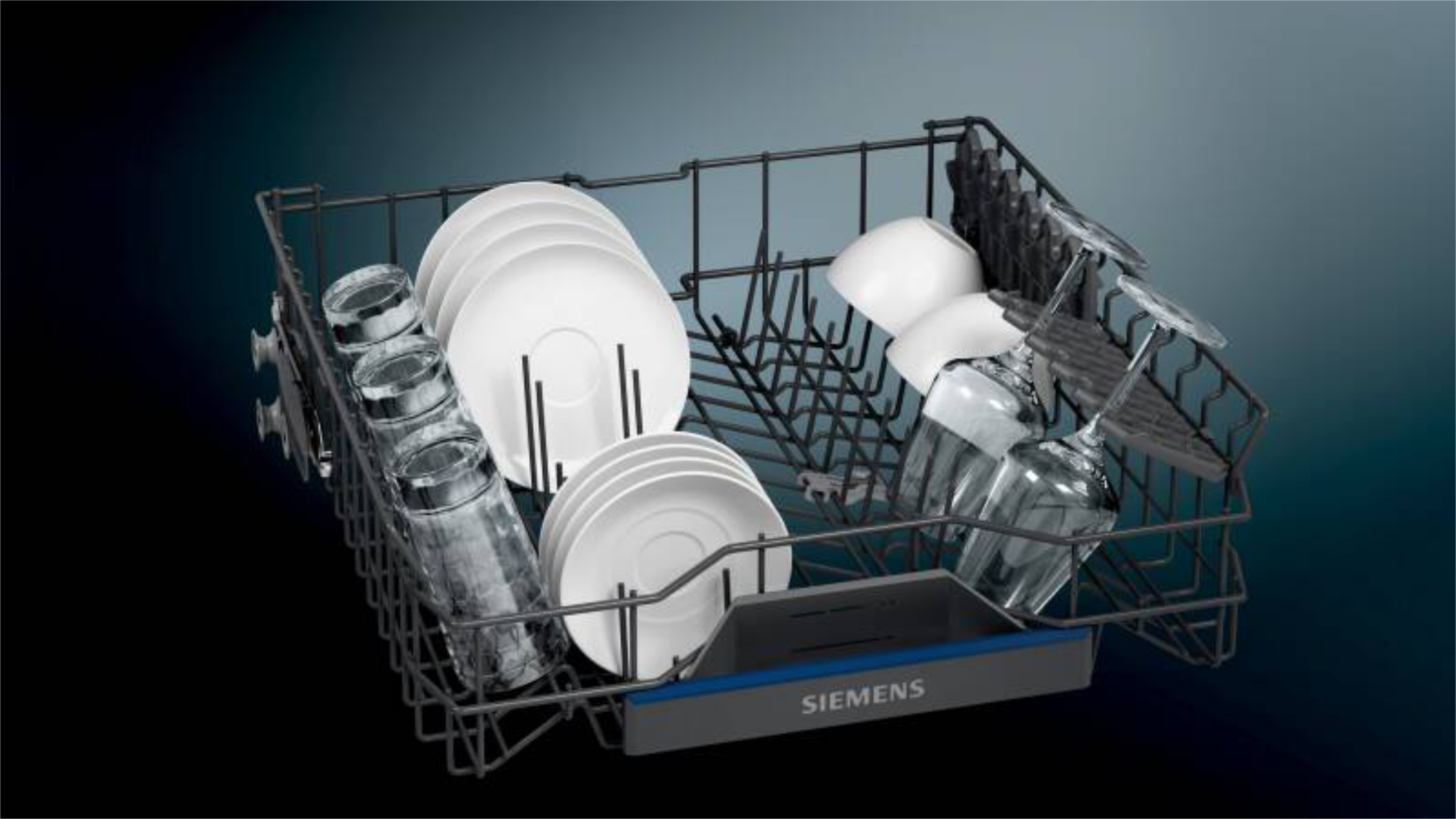 Innenansicht Siemens XXL-Geschirrspüler SX63HX61CE  60?cm  mit ordentlich eingeräumtem Geschirr im Spülkorb