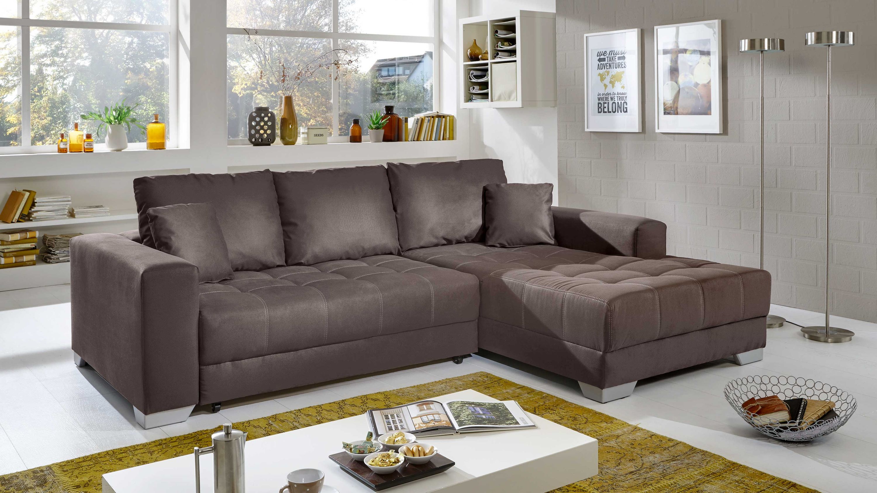 Braunes Ecksofa mit Nosagunterfederung und silberfarbenen Holzfüßen in modernem Wohnzimmer