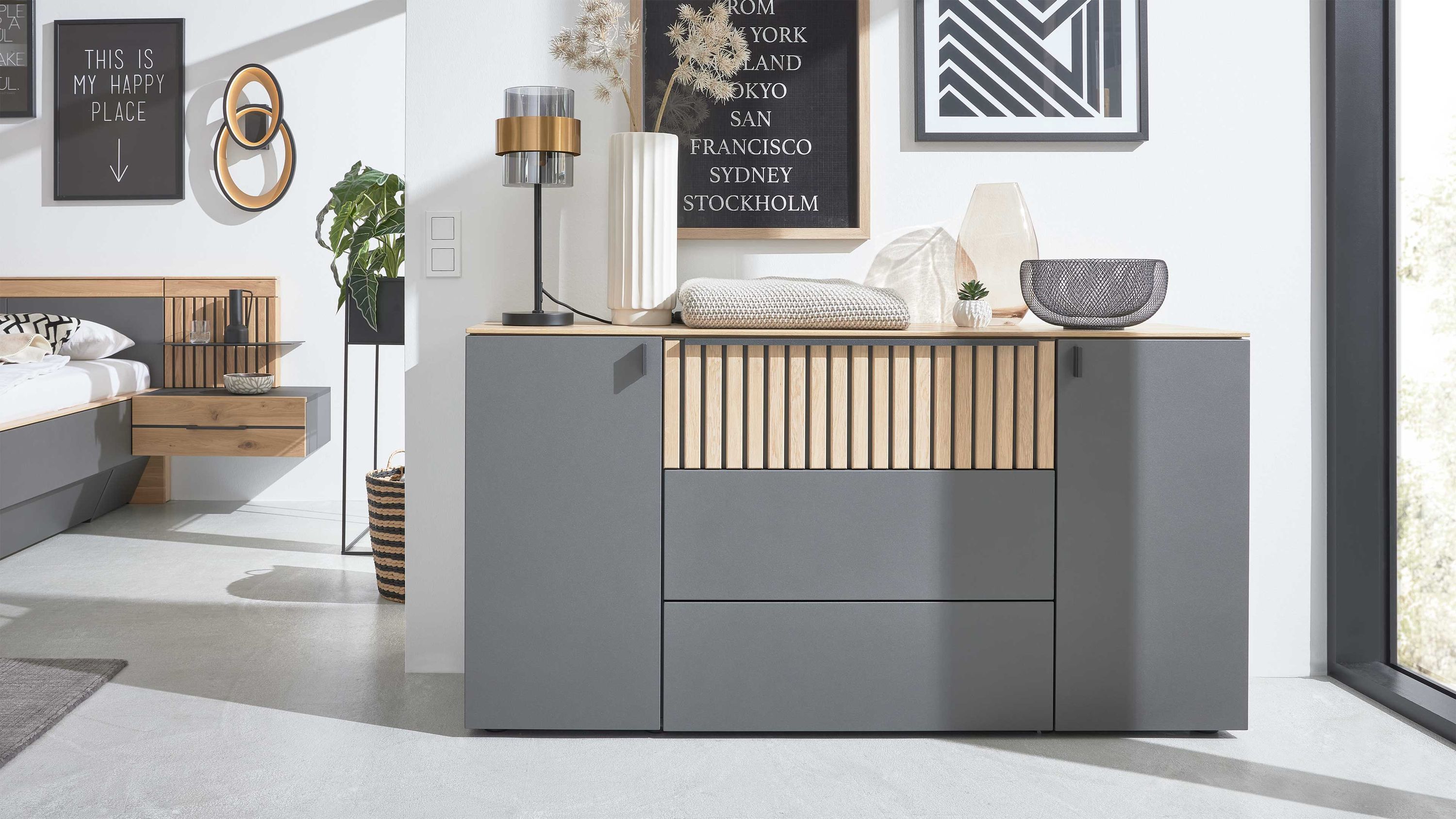 Kombikommode mit Schubladen und Türen in Grau und Holzoptik Kombikommode mit drei Schubladen und zwei Türen in grauer Farbe und hellem Holz mit gerilltem Dekor