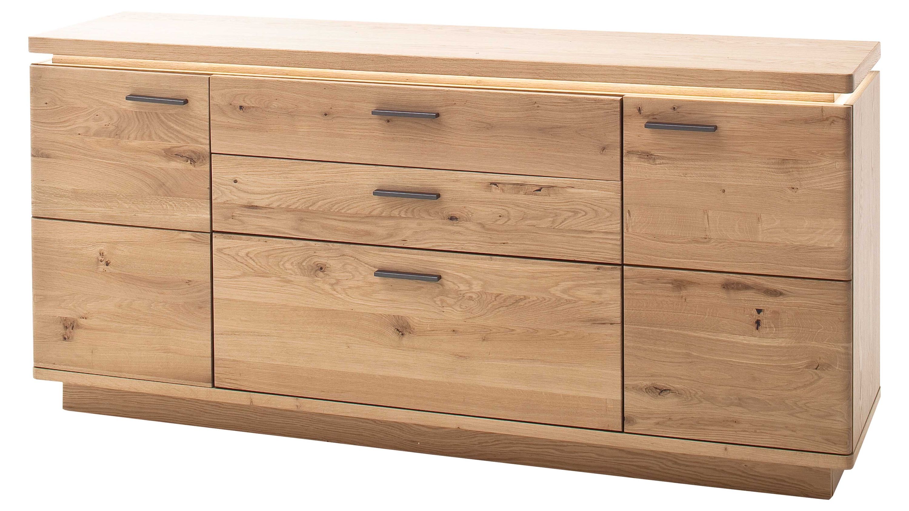 Sideboard aus hellem Holz mit zwei Türen und drei Schubladen mit schwarzen Griffen