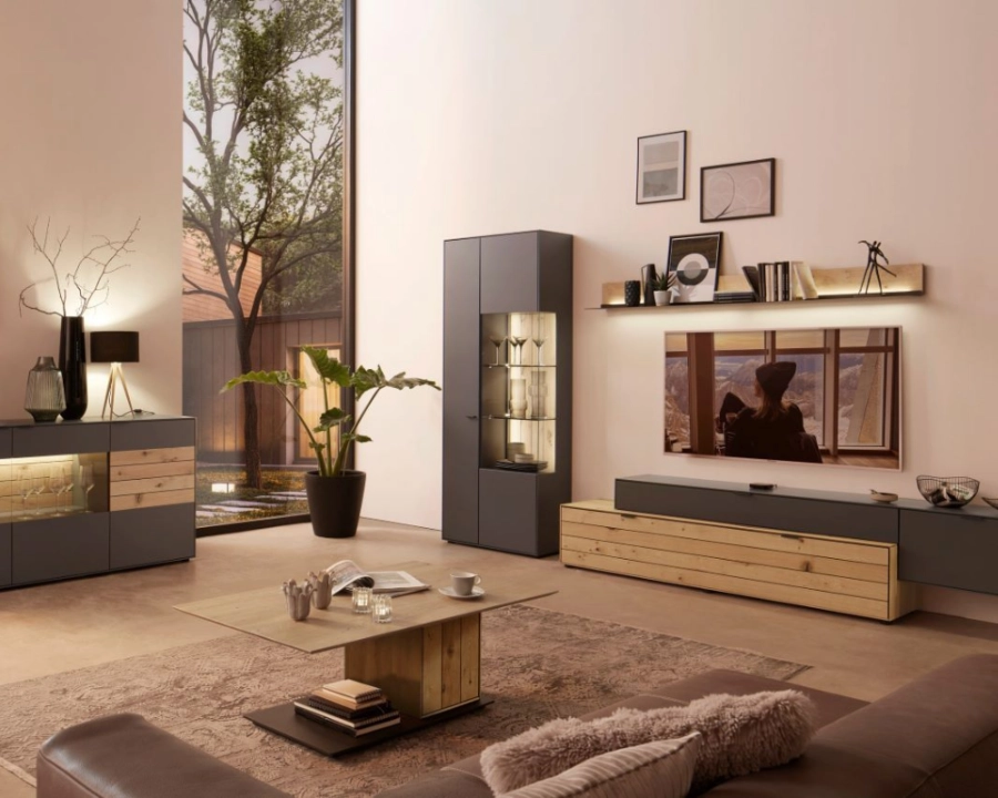 Stilvoll eingerichtetes Wohnzimmer mit TV-Wand, Holzschrank und gemütlicher Beleuchtung Modernes Wohnzimmer mit Holzvitrine, Wand-TV, Dekoration, Teppich und Sitzgruppe bei warmem Licht