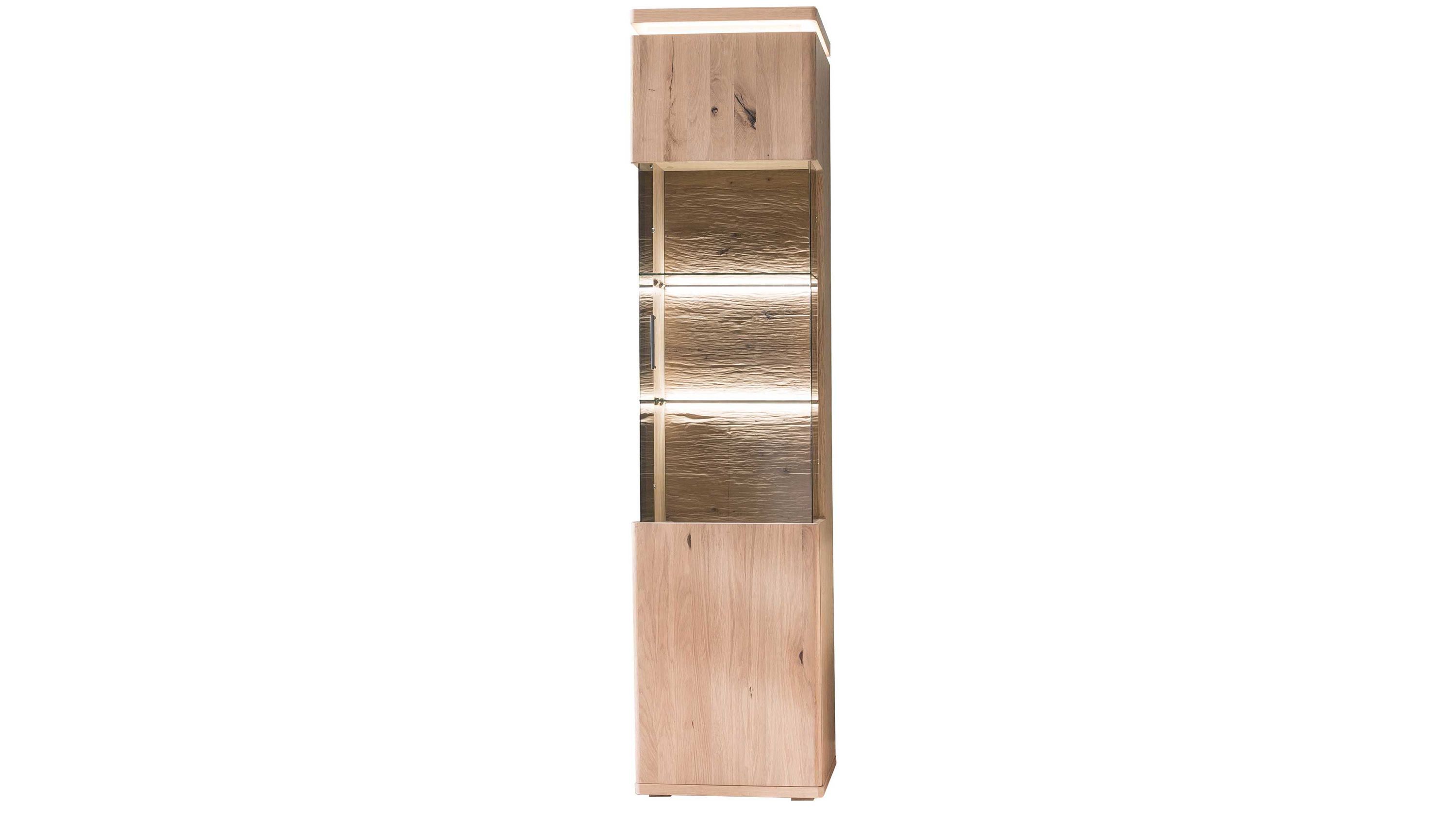 Hohe Vitrine mit einer Tür rechts Holzoptik hell zwei Glasböden mit Beleuchtung