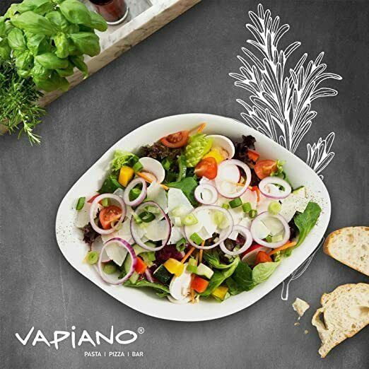 Ovaler Porzellanteller Villeroy & Boch Vapiano angerichtet mit Salat Brot vor Kreide-Tafel-Hintergrund