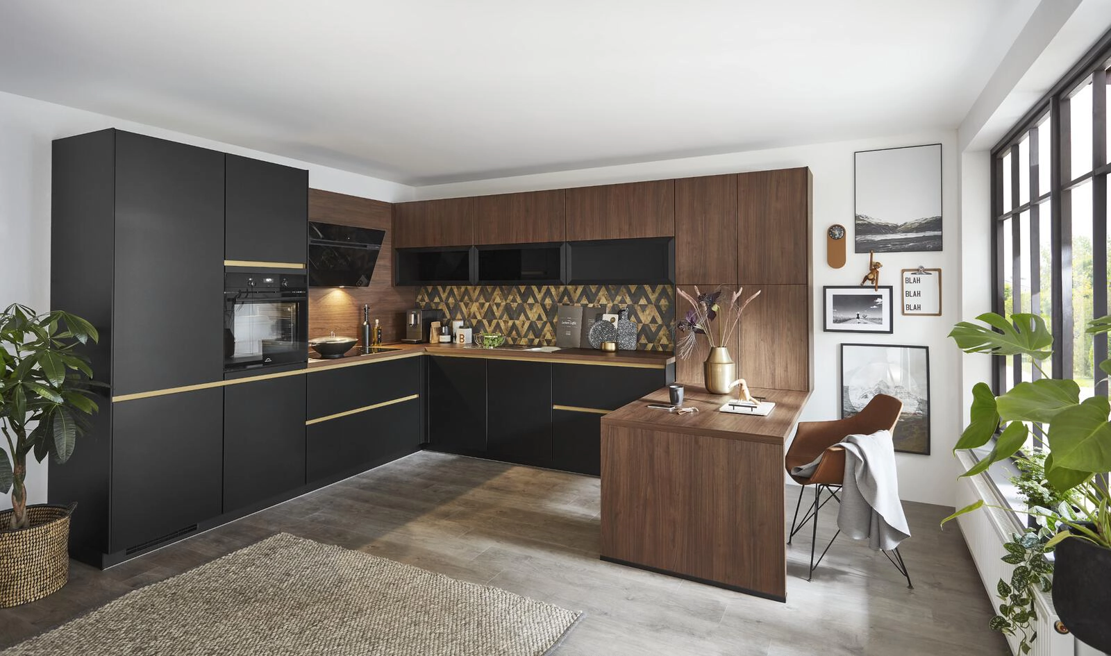 Designküche mit schwarzem Korpus und Holzdetails. Eckküche in Holz-Schwarz-Kombination mit Rückwandregal, LED-Beleuchtung und großer Fensterfront.