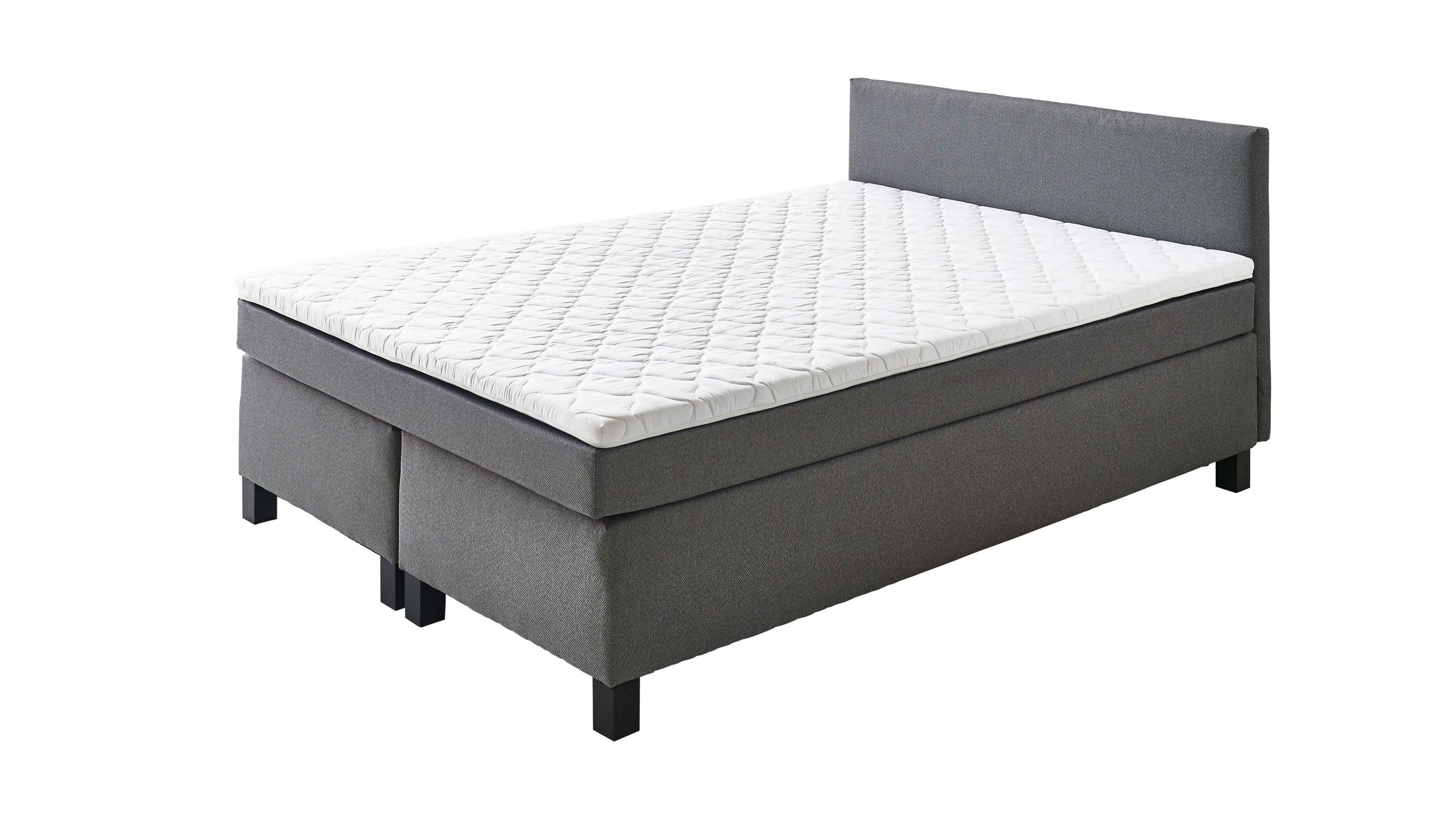 Boxspringbett mit silberfarbenem Bezug und weißer Matratze Boxspringbett mit rechteckigem Kopfteil und silberfarbenem Bezug weiße Matratze mit Steppmuster