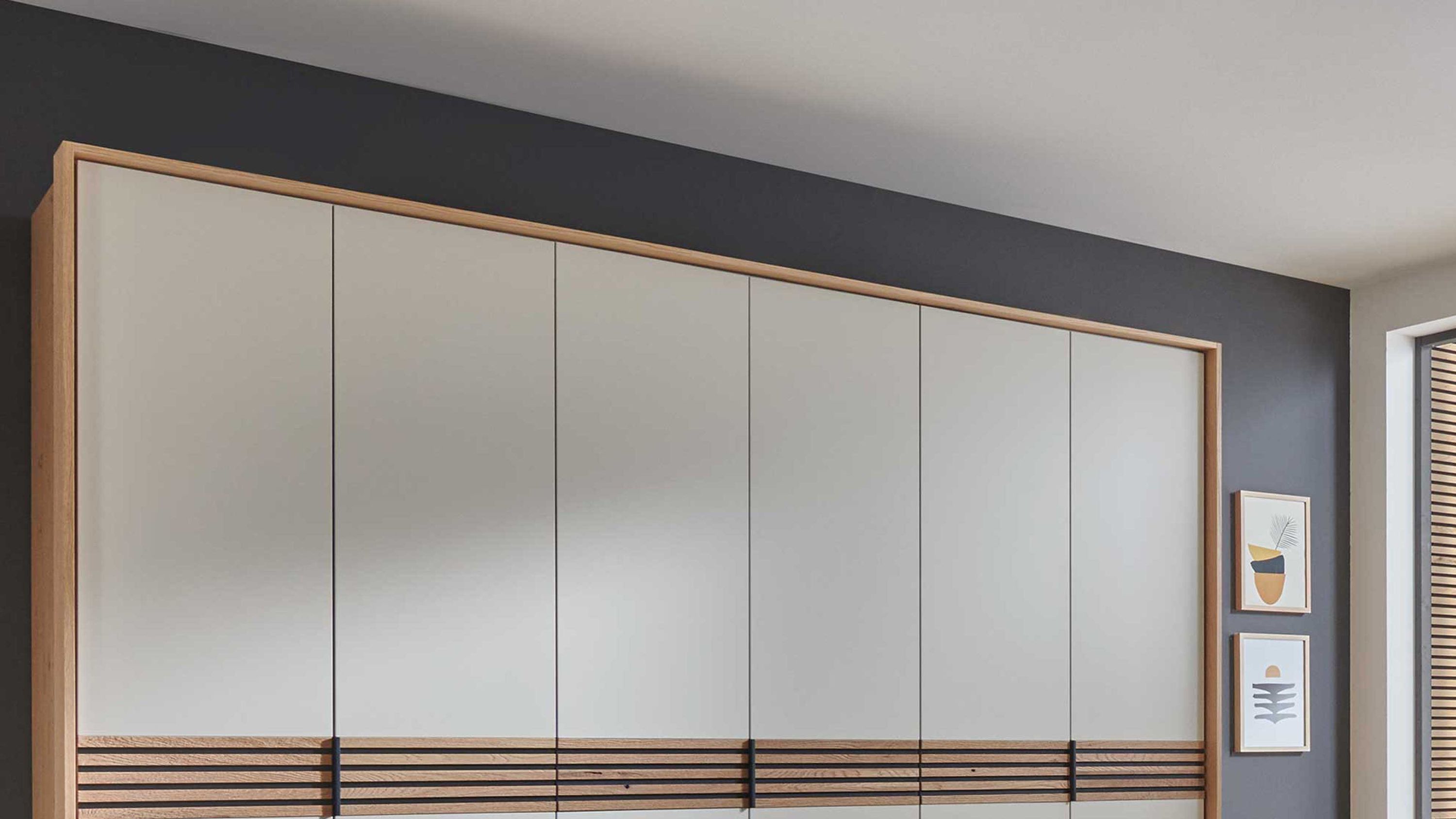 Kleiderschrank mit weißen Türen und Holzrahmen Großer Kleiderschrank mit sechs weißen Türen und Holzrahmen in Balkeneiche mit horizontalen Griffleisten