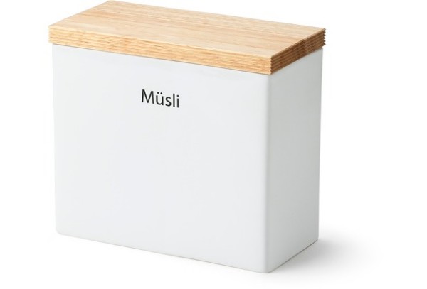 Weißer rechteckiger Behälter mit Holzdeckel und der Aufschrift „Müsli“, freigestellt vor weißem Hintergrund