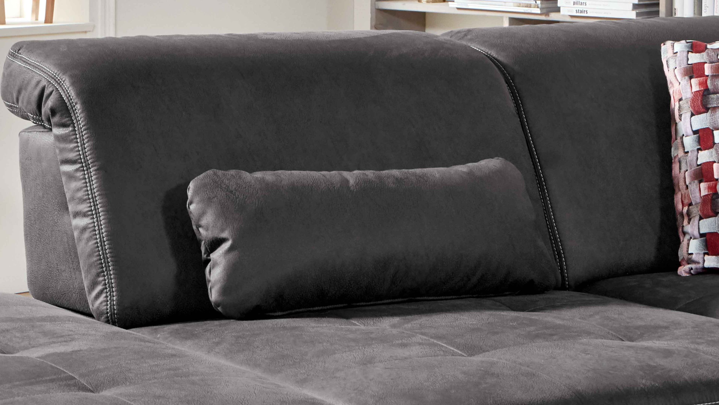 Anthrazitfarbenes Nierenkissen aus Mikrofaser auf dunkelgrauem Sofa