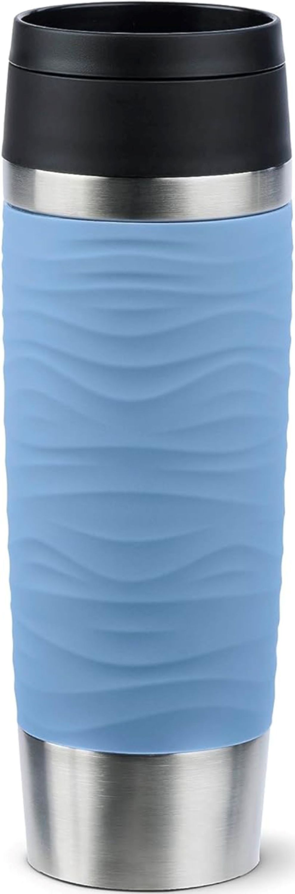 Pastelblau Thermobecher mit Edelstahlrand und gewellter Oberfläche, freigestellt vor weißem Hintergrund