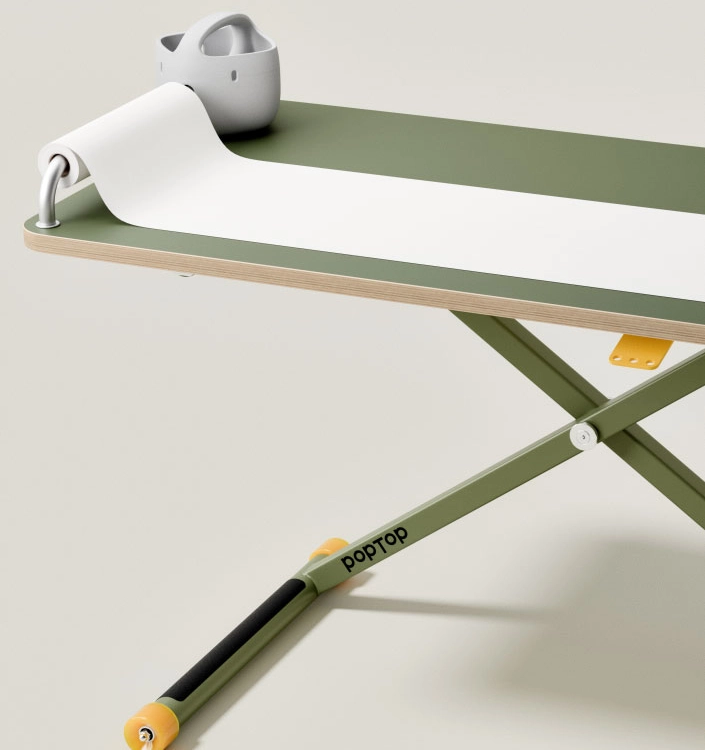 hochformat-zubehoer Grüner höhenverstellbarer Schreibtisch PopTop mit Papierrolle und Stifthalter für kreatives Malen und flexibles Arbeiten.