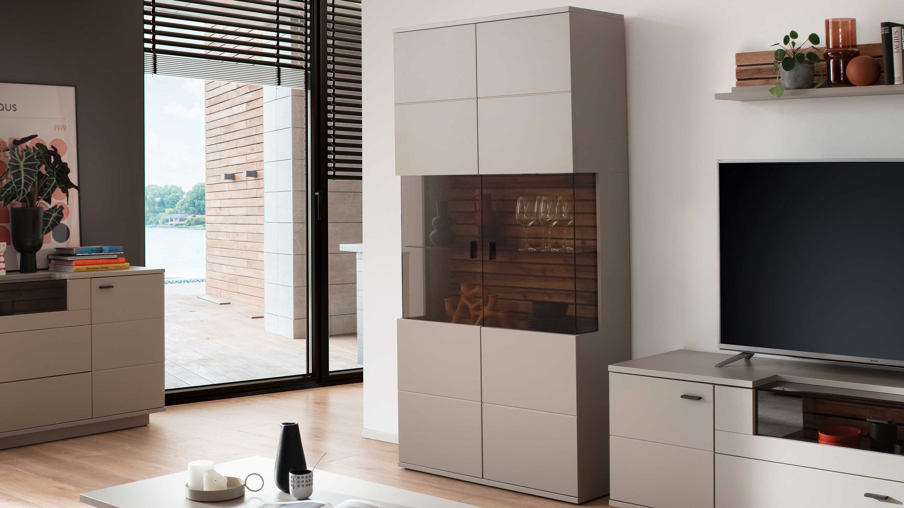 Vitrine mit zwei Türen in basaltgrau und Glaseinsatz Vitrine mit zwei Türen in basaltgrau mit mittlerem Glaseinsatz in modernem Wohnzimmer