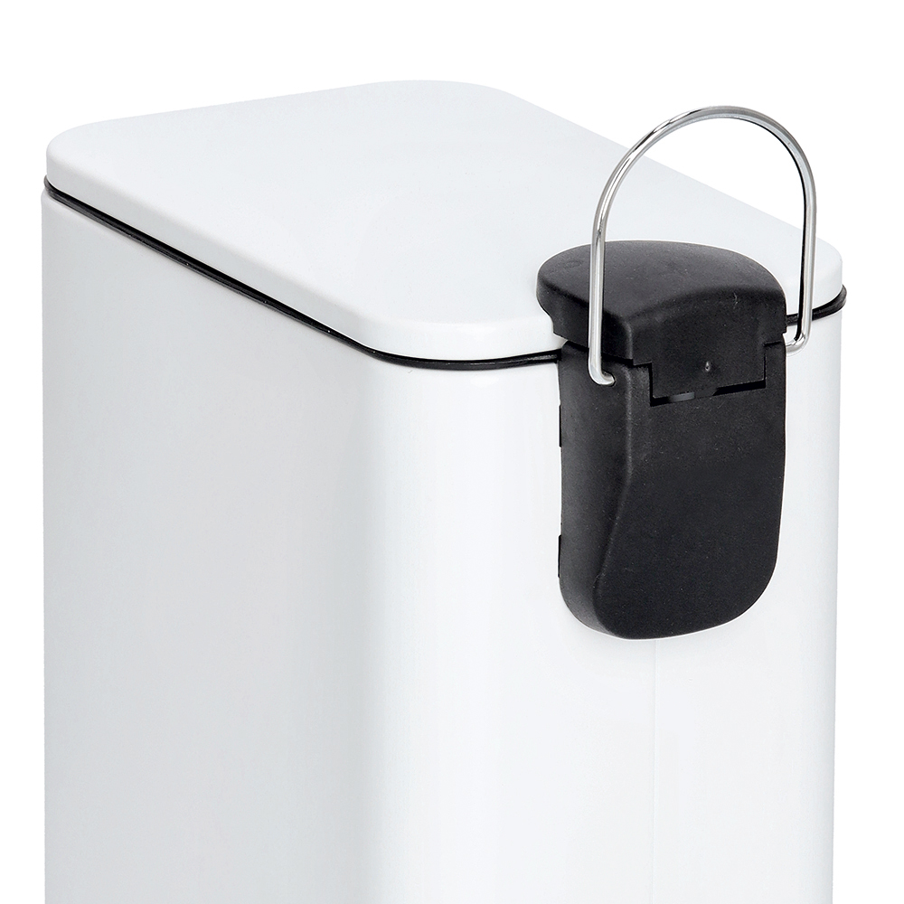Weißer Treteimer mit Soft-Close-Funktion Rechteckiger weißer Mülleimer mit schwarzem Griff an der Seite und geschlossenem Deckel, schräg aufgenommen
