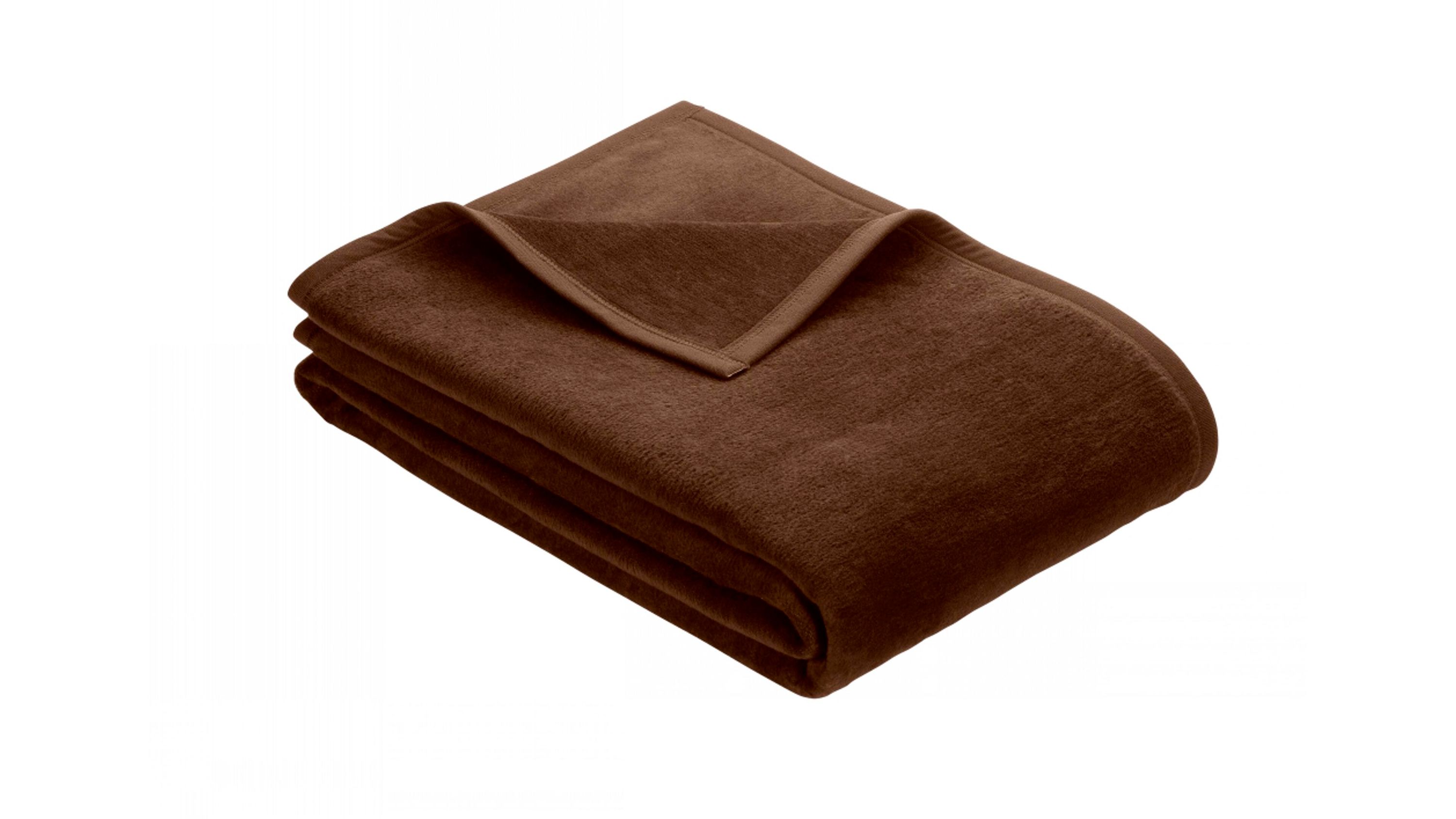 Gefaltete dunkelbraune Fleecedecke mit eingefasstem Rand