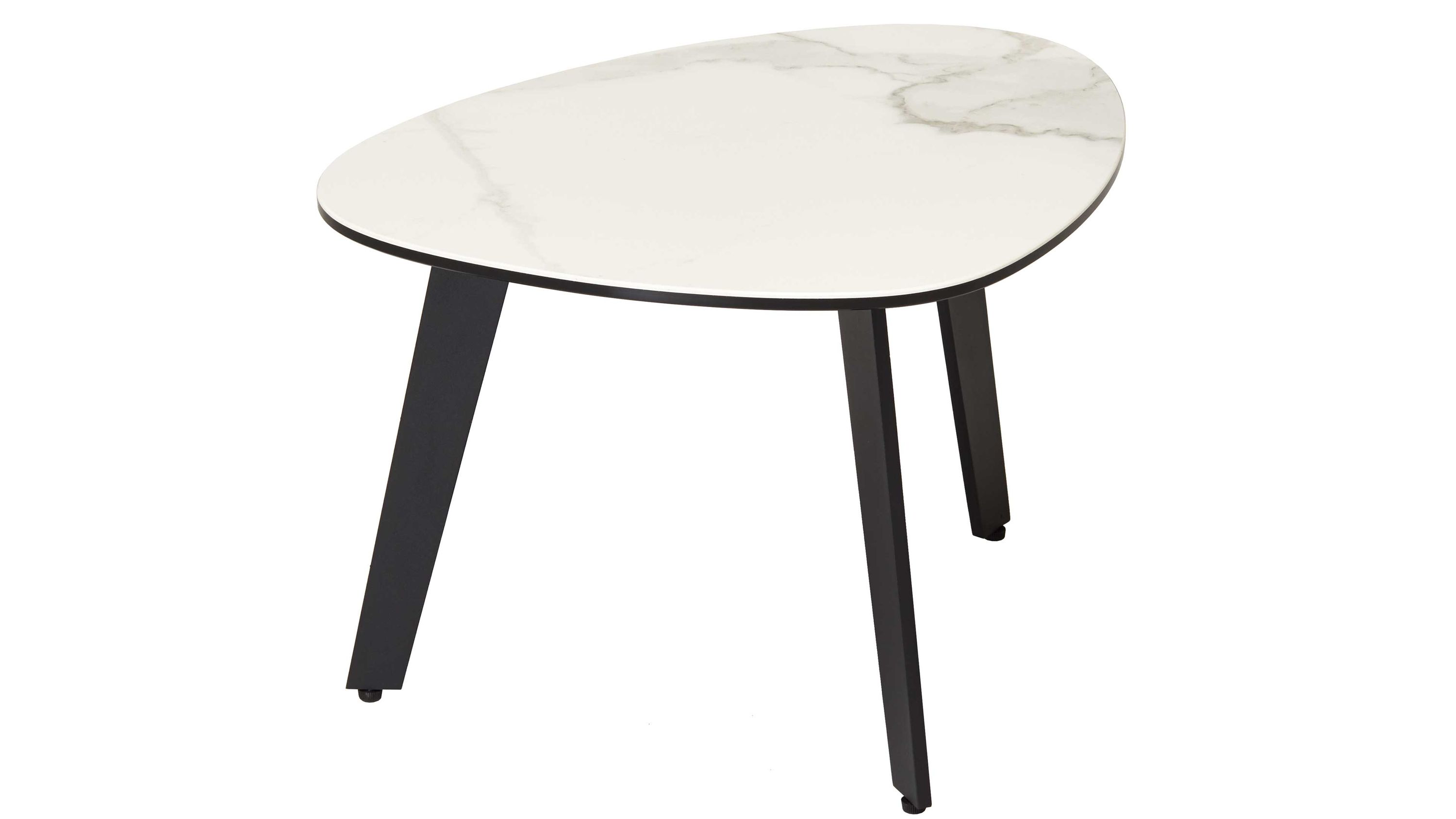Beistelltisch mit weißer Marmorplatte und schwarzen Beinen Beistelltisch mit ovaler weißer Marmorplatte und schwarzen schrägen Beinen
