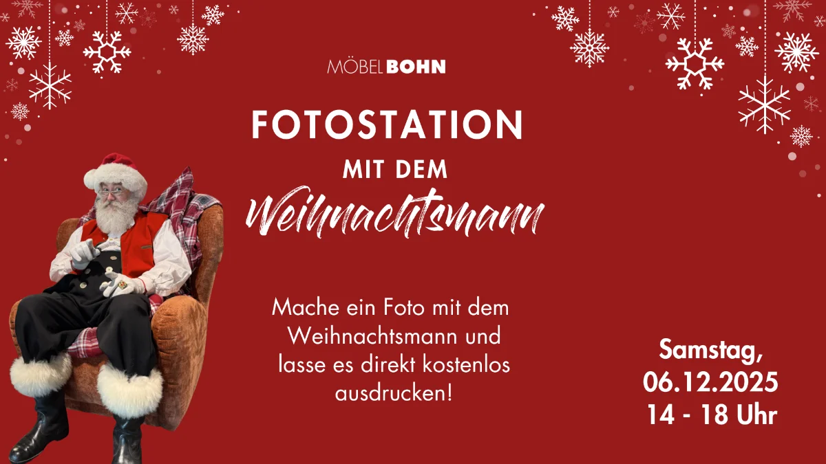 Rote Weihnachtsgrafik mit sitzendem Weihnachtsmann, Infos zur Fotostation bei Möbel Bohn und Schneeflocken als Dekor.
