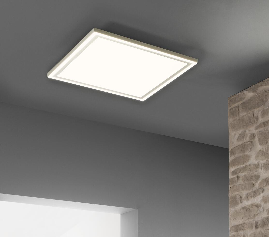 Flache  quadratische LED-Deckenleuchte weiß  bündig an dunkler Decke montiert  von schräg unten rechts fotografiert
