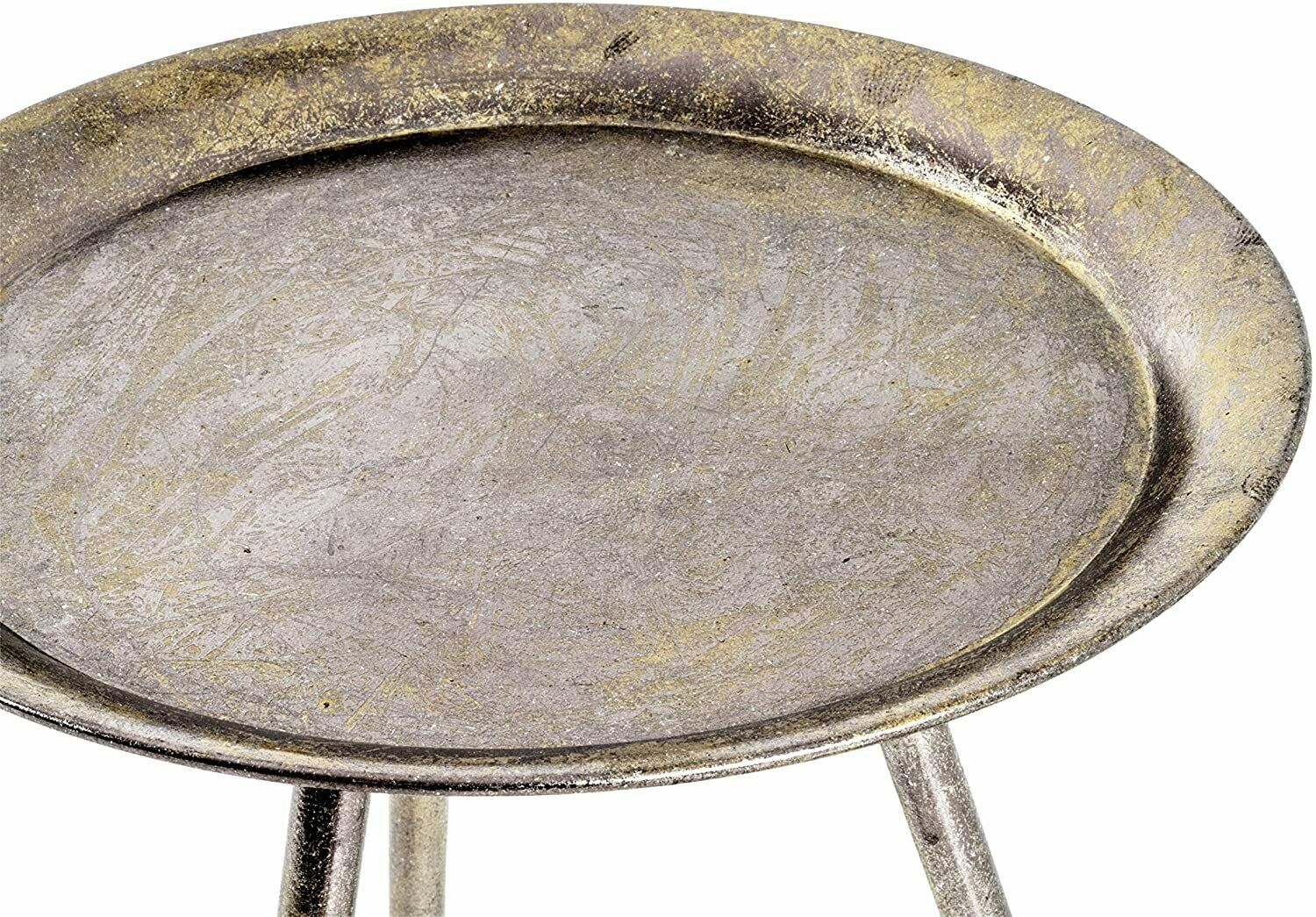 Runder Metalltisch mit erhöhter Kante und drei Beinen, Oberfläche sichtbar abgenutzt, frontal aufgenommen.