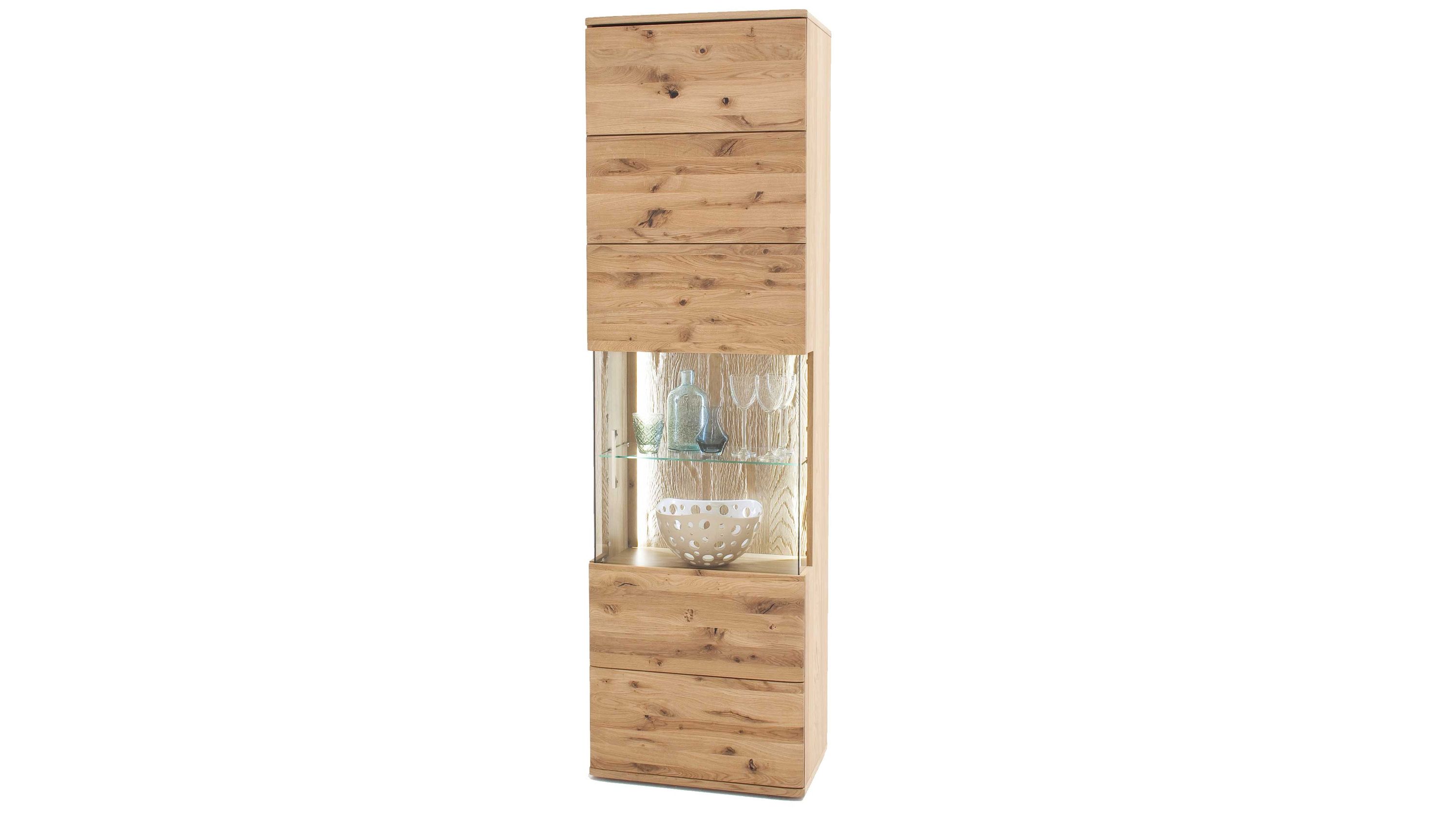 Schmale Vitrine aus Holz mit einer Tür rechts und einem mittleren Glasfach mit Regalböden