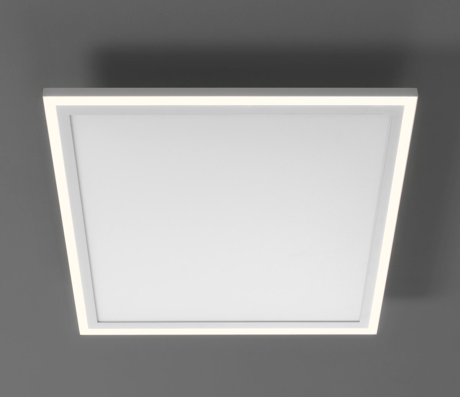 Quadratische LED-Deckenleuchte mit weißem Rahmen und matter Abdeckung  an dunkler Decke befestigt