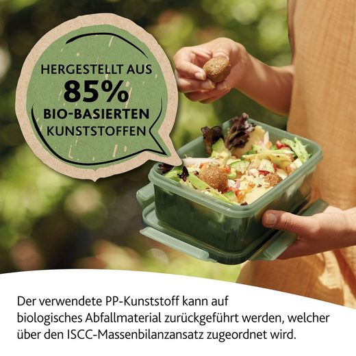 Grüne Frischhaltedose mit grünem Clipverschluss gefüllt von Person gehalten Texthinweis zu biobasiertem Kunststoff sichtbar