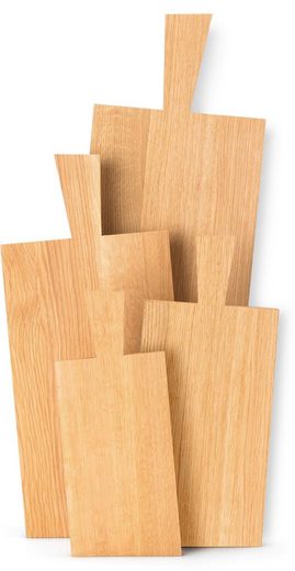Fünf Holzschneidebretter mit Griffen, in verschiedenen Größen hintereinander gestellt, frontal aufgenommen