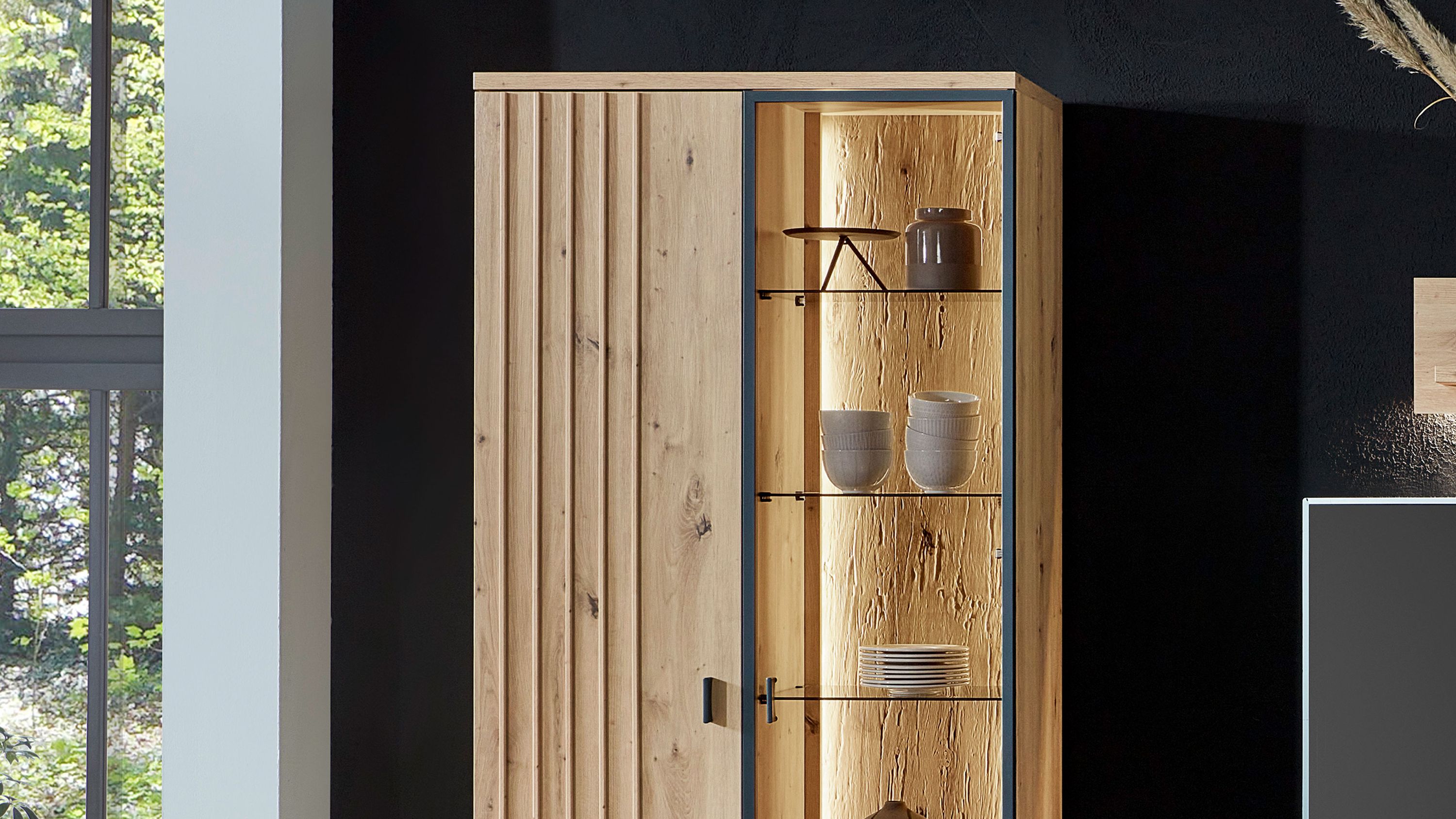 Vitrine mit Holzfront und Glasregalen LED-Beleuchtung innen beige und transparent