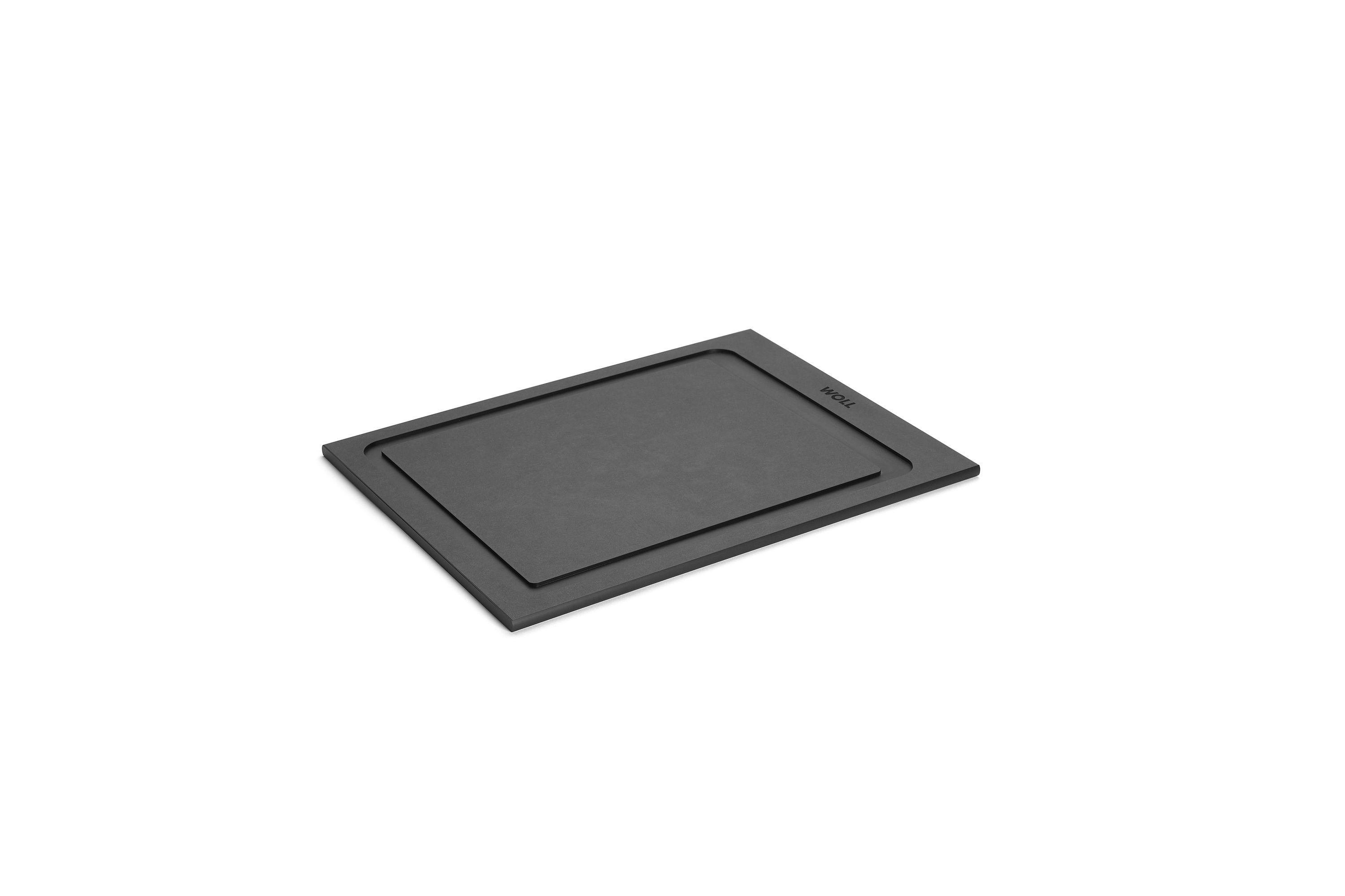 WOLL-Schneidebrett in Schwarz, rechteckig mit umlaufender Saftrille, schräg von vorne fotografiert.