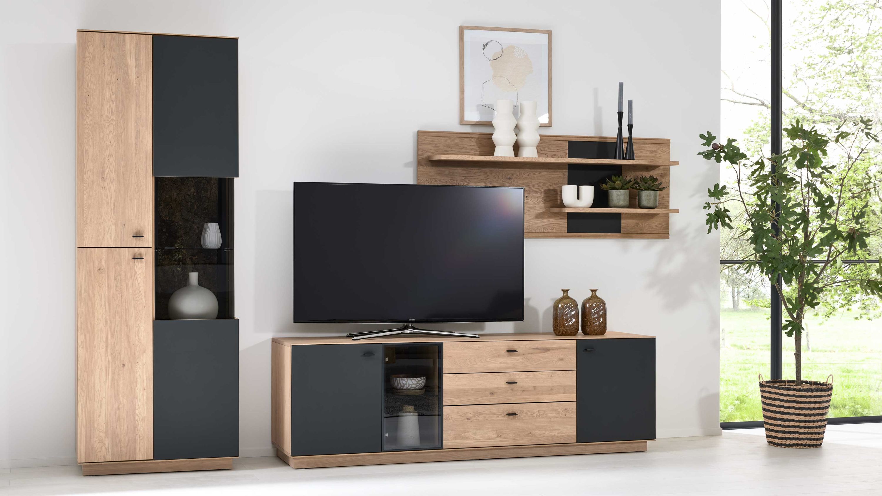 Interliving Wohnzimmer Serie 2025 - Wohnwand 83 Wildeiche, Anthrazit & Kork - dreiteilig, Breite ca. 325 cm