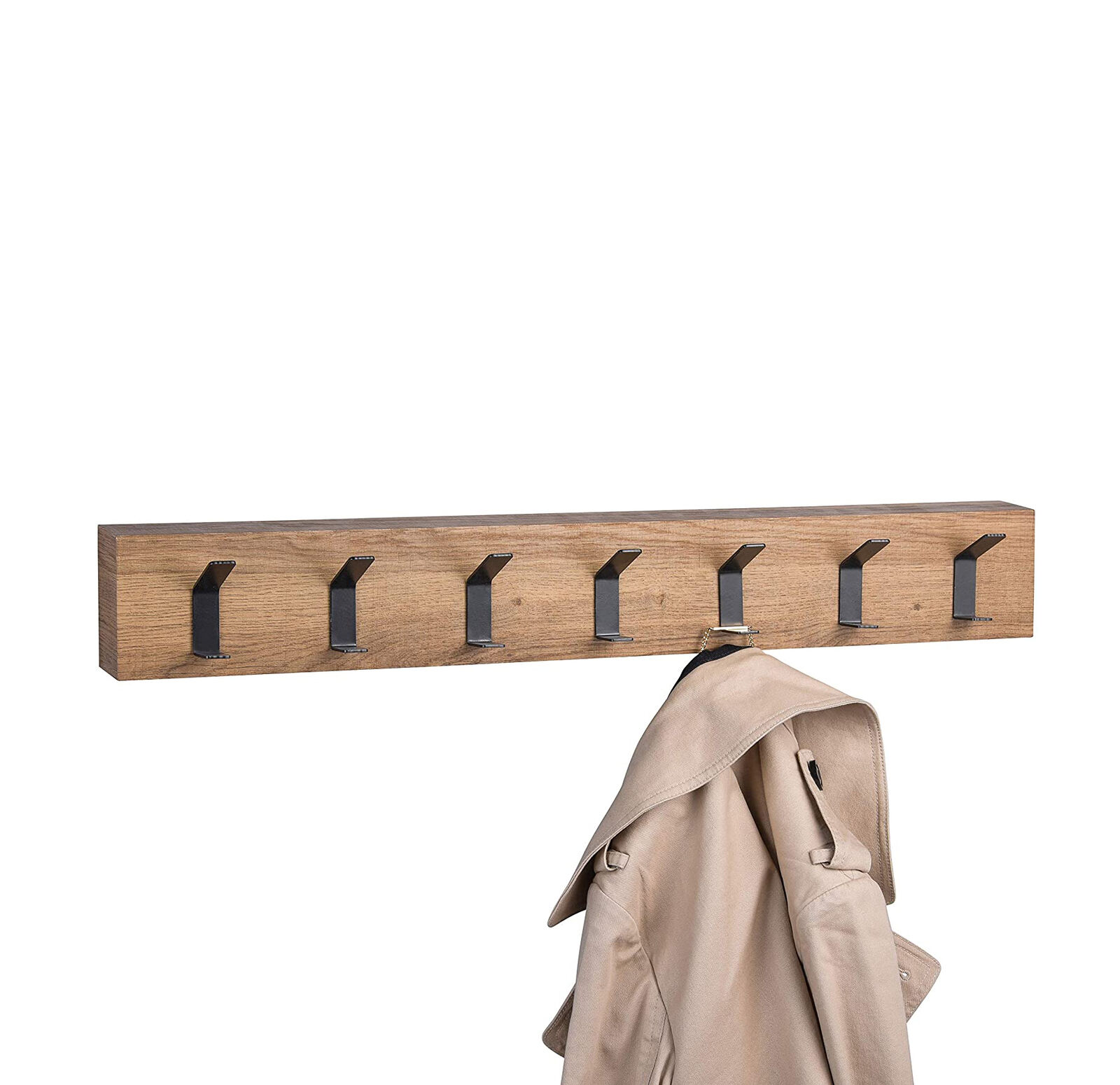 Eichenbraune Wandgarderobe mit sieben schwarzen Haken  ein beigefarbener Mantel hängt an einem der Haken