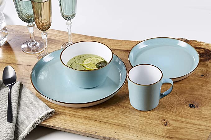 Hellblaues Geschirr mit Tasse  Schale und Tellern auf Holztablett  gedeckt mit Besteck und Serviette