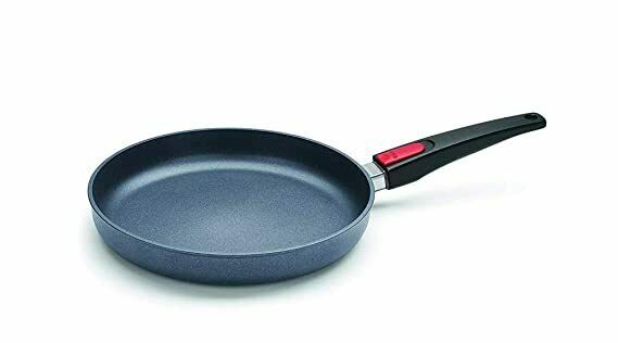 Runde Pfanne   schwarz  rot mit ergonomischem Griff  modern lackiert  leicht schräg fotograpfiert