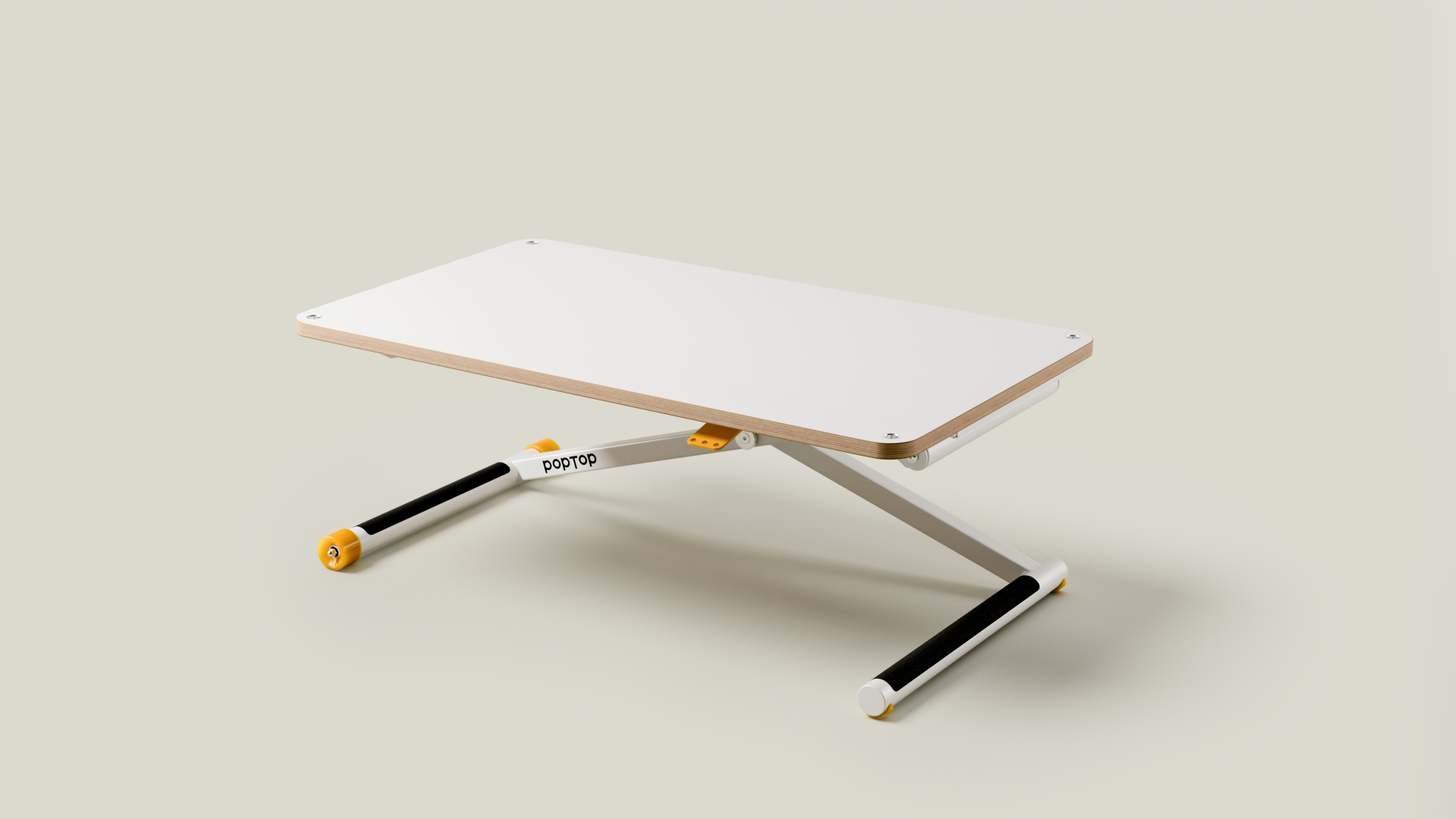 Weißer höhenverstellbarer Schreibtisch mit Holzoptik-Kante, gelben Gelenken und schwarzer Basis auf hellem Untergrund.