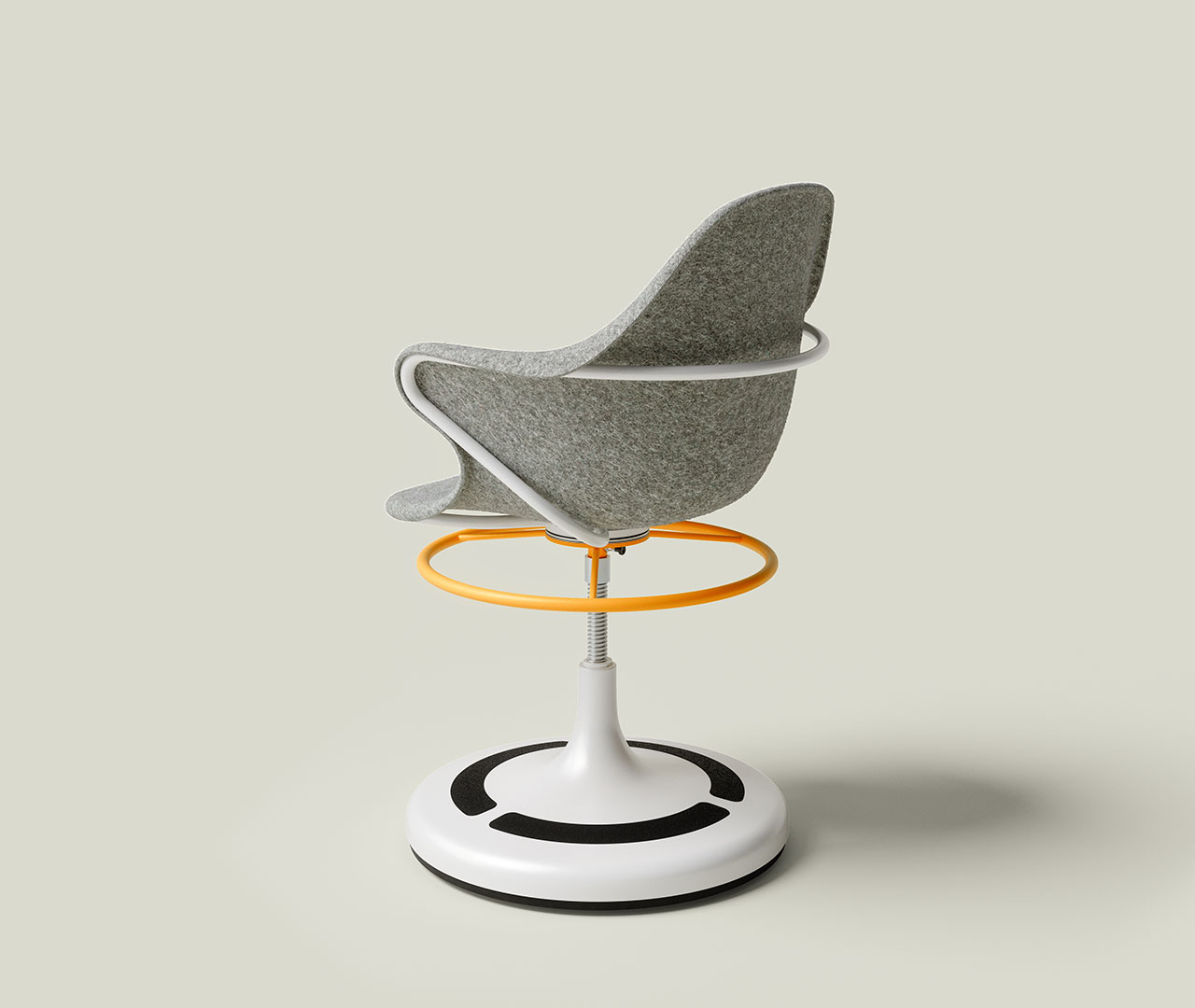 Drehstuhl mit weißem Sockel, grauem Sitz, geschwungenen Armlehnen und orangefarbenem Fußring.