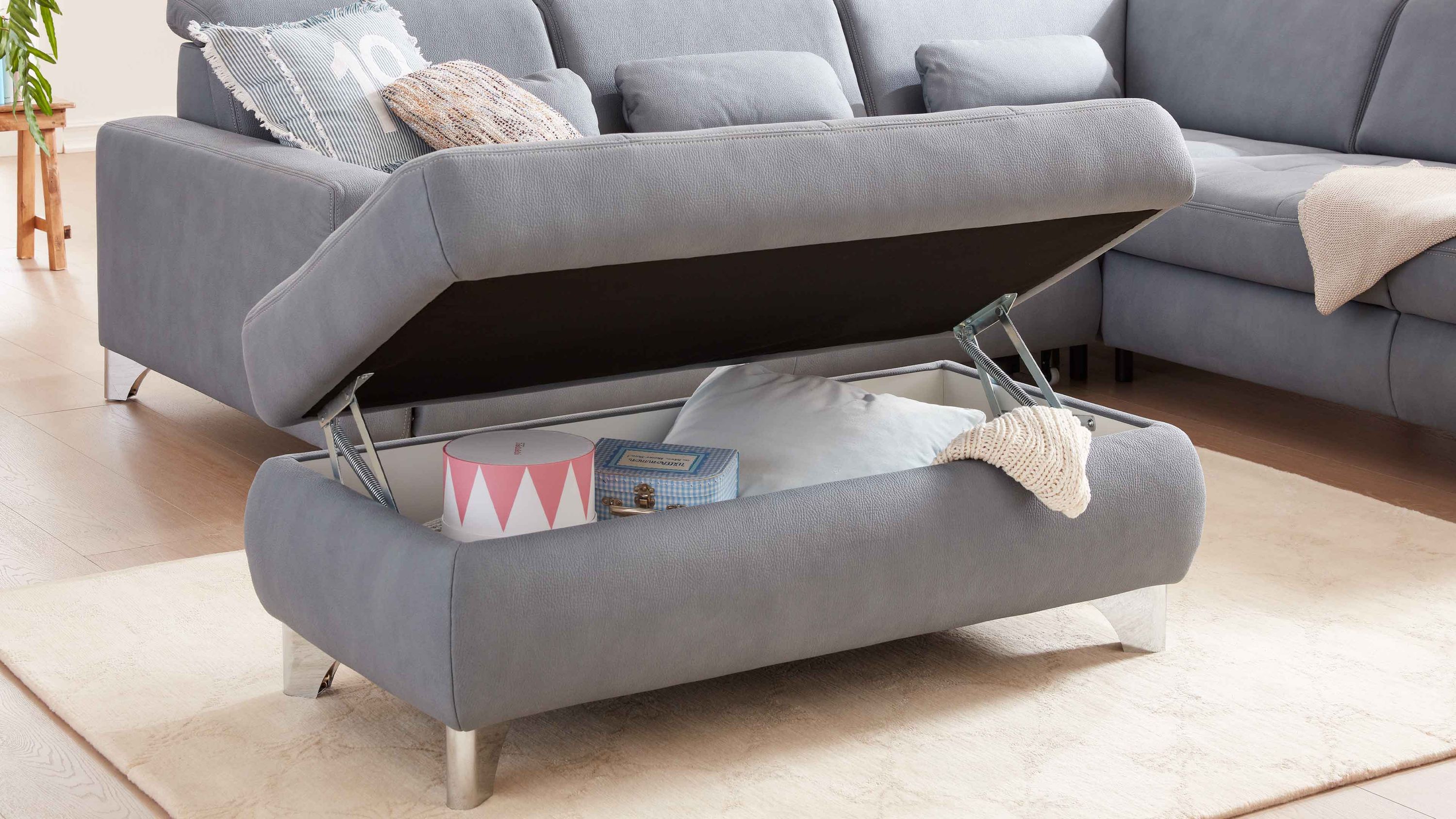 Grauer Funktions-Hocker mit aufklappbarem Sitz und Stauraum glänzende Winkelfüße